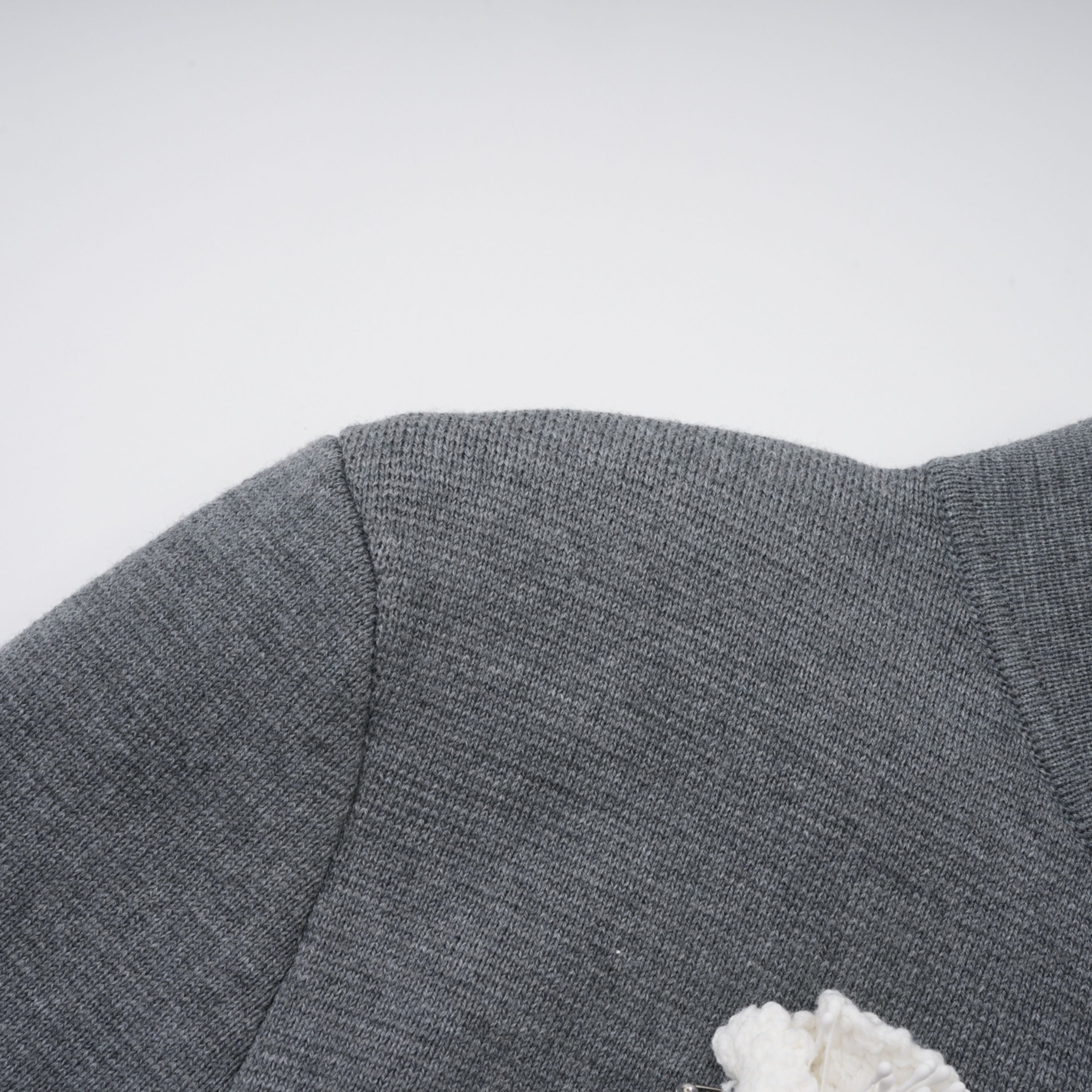 Suéter de punto gris Lisette 3D Petal Cardigan de la marca Final Sale, con diseño de pétalos en tejido suave y cómodo.