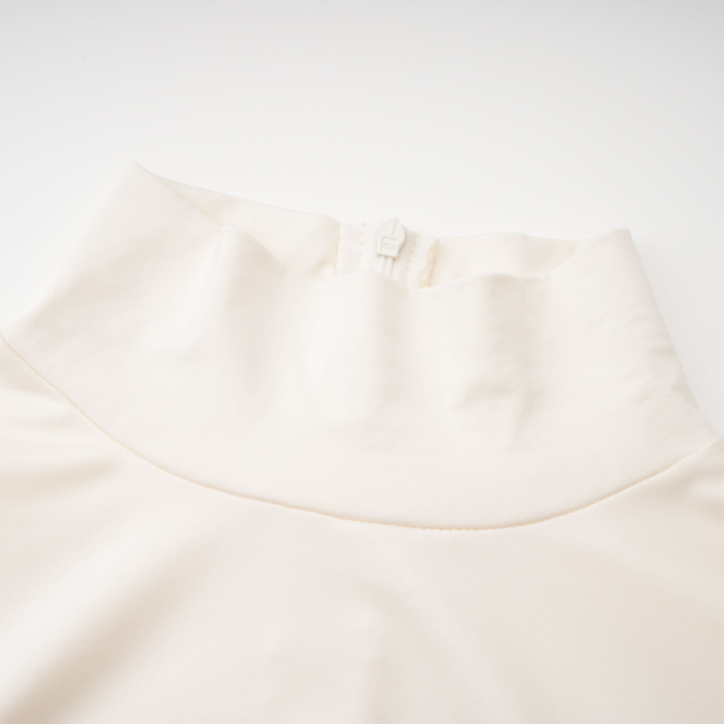 Vestido largo maxi blanco Harriet Bridal con recortes y fruncido, diseño elegante y sofisticado para ocasiones especiales.