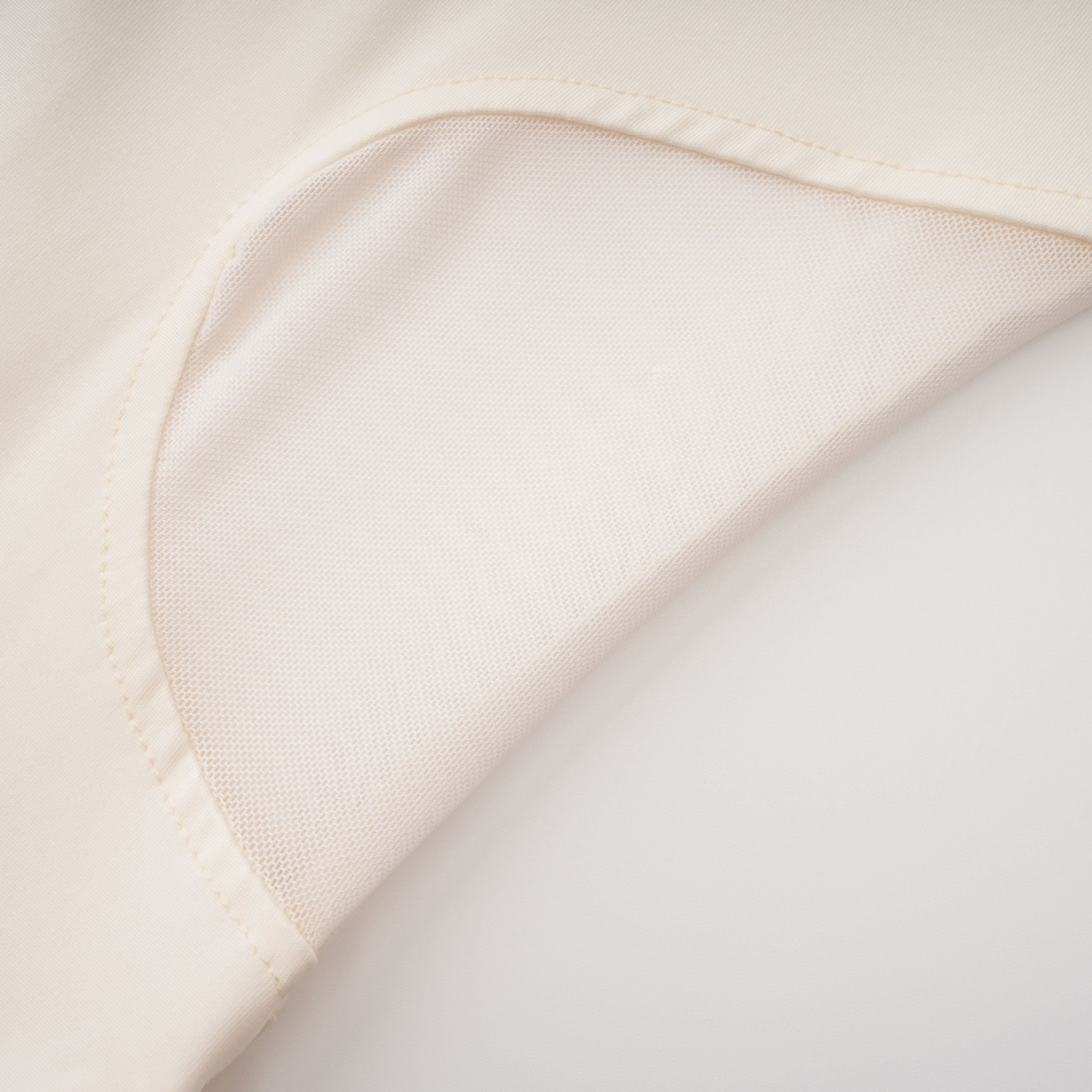 Vestido maxi blanco con recortes y drapeado de la marca Bridal, muestra la silueta elegante y detalles de diseño en la imagen.