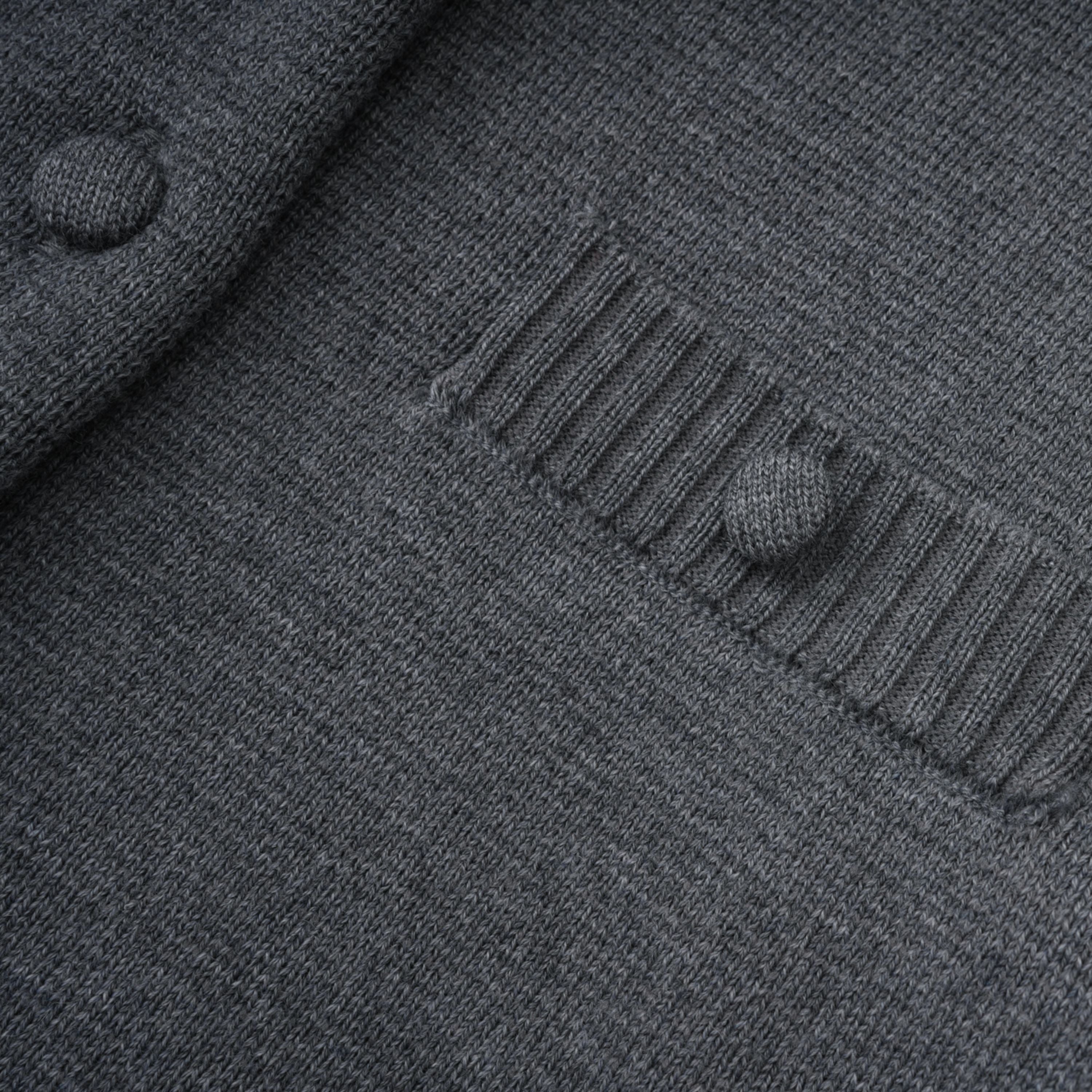 Suéter gris Lisette 3D Petal Knit para mascotas, tejido suave y cómodo con diseño en relieve.