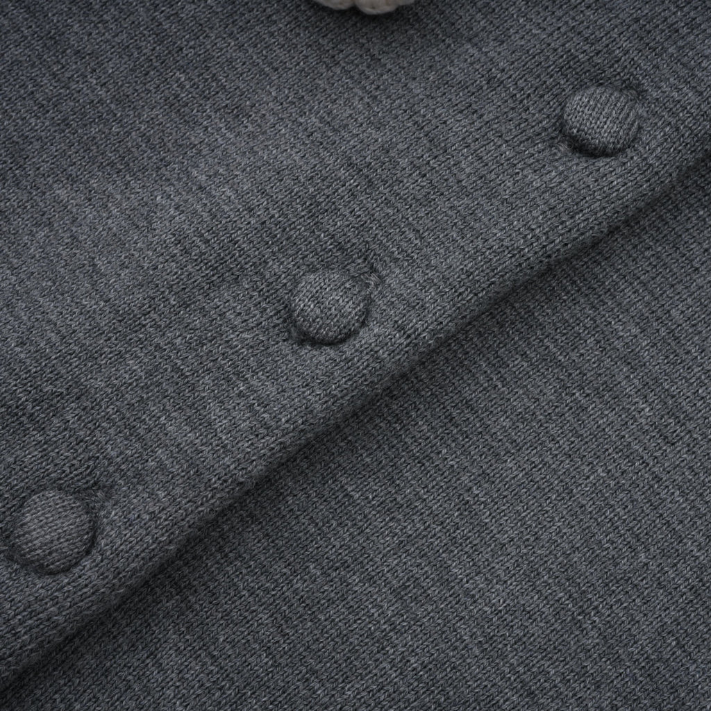 Cardigan gris Lisette 3D Petal Knit de Final Sale, tejido suave con diseño de flores en relieve, para mujer.