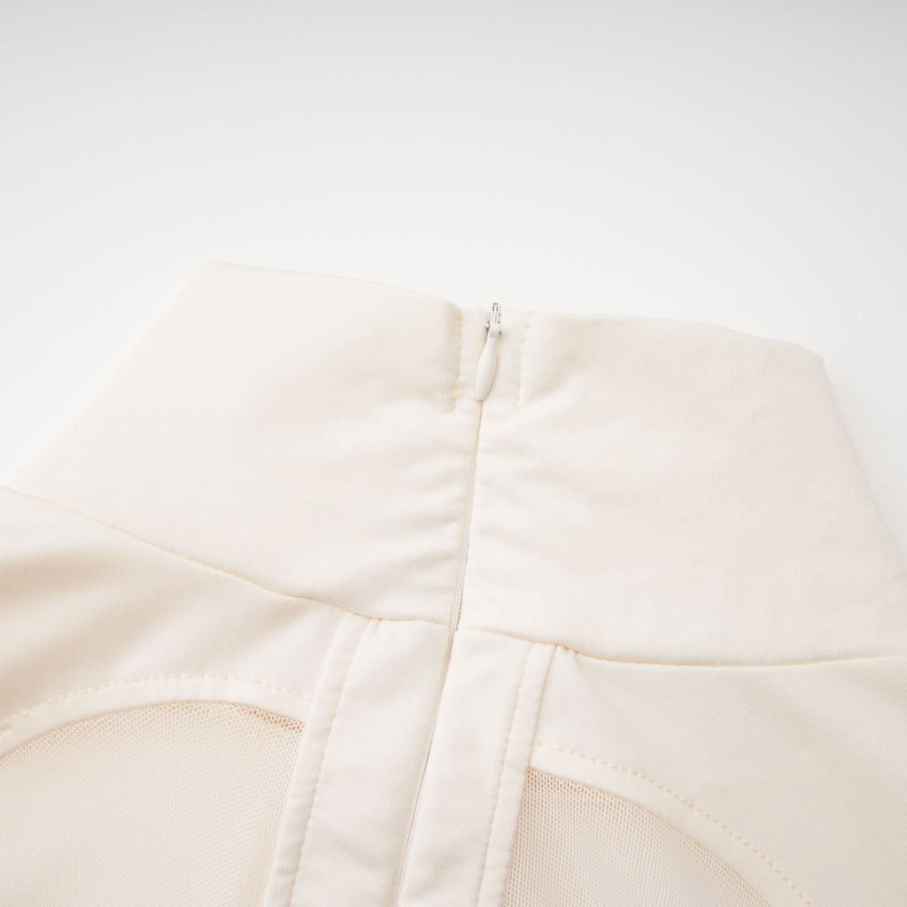 Vestido maxi blanco con recortes y fruncido de la marca Bridal, detalle elegante y moderno en la imagen.