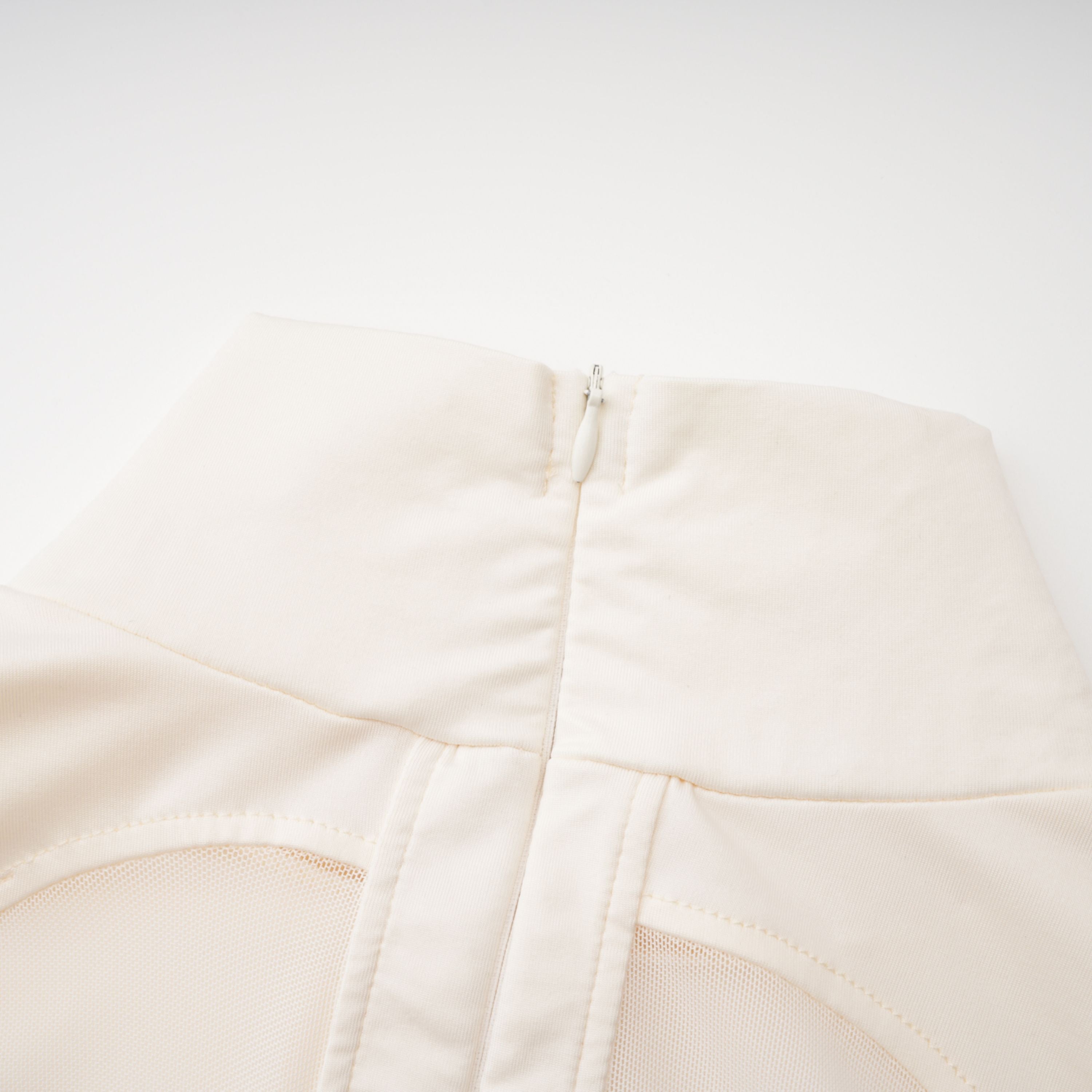 Vestido maxi blanco con recortes y fruncido de la marca Bridal, detalle elegante y moderno en la imagen.