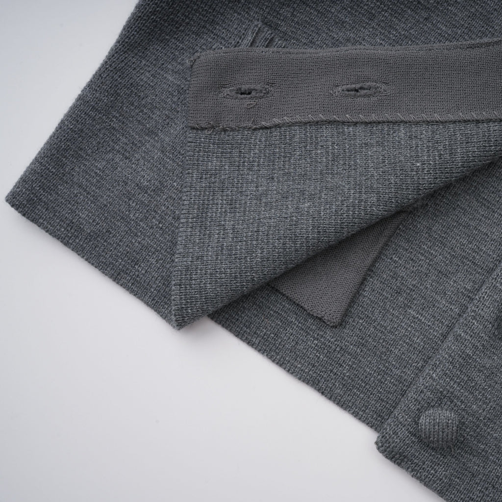 Suéter gris Lisette 3D Petal Knit para mascotas, tejido cómodo y con diseño en relieve, ideal para mascotas elegantes y modernas.