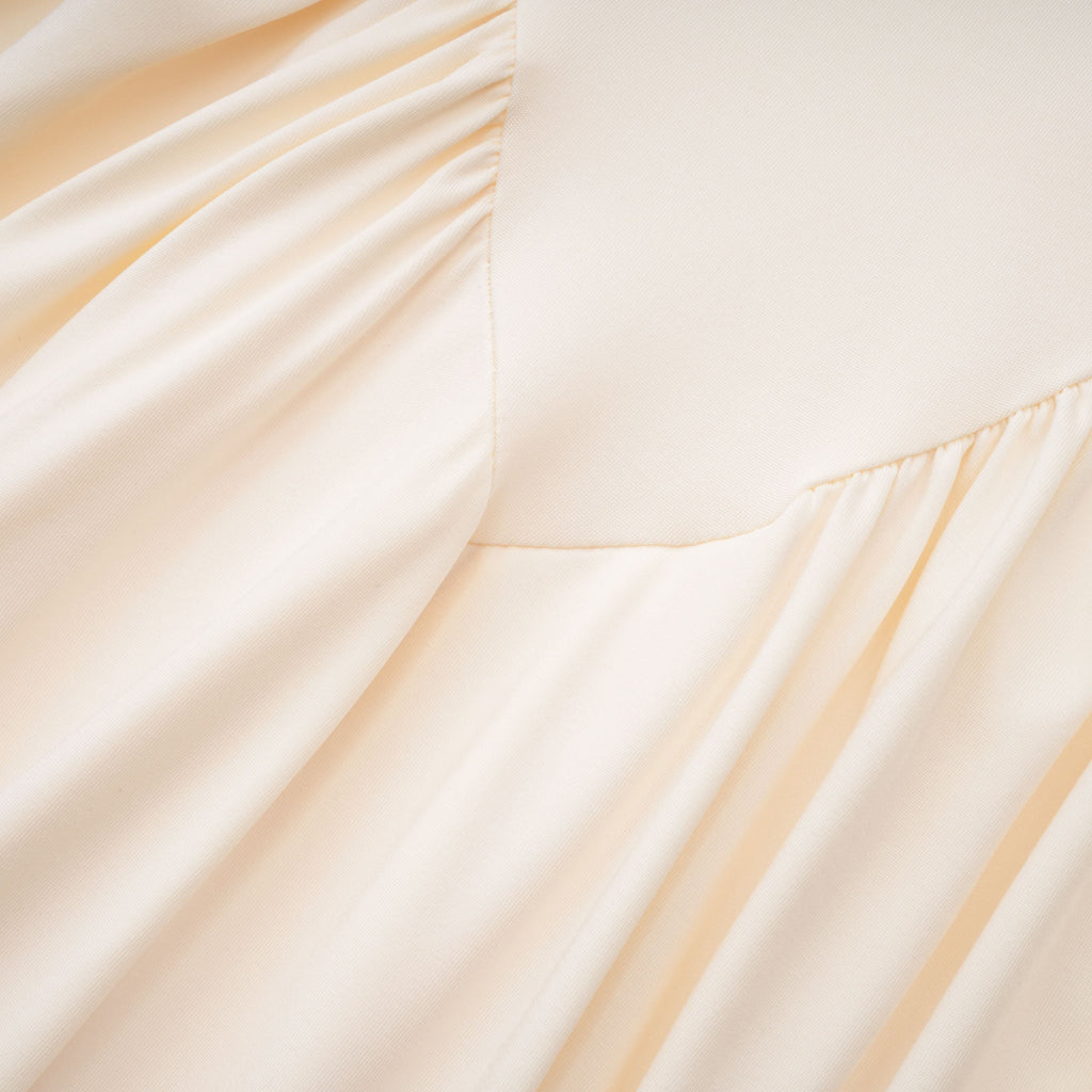 Vestido maxi blanco con recortes y fruncido de la marca Bridal, con detalles elegantes y un diseño moderno en la imagen.