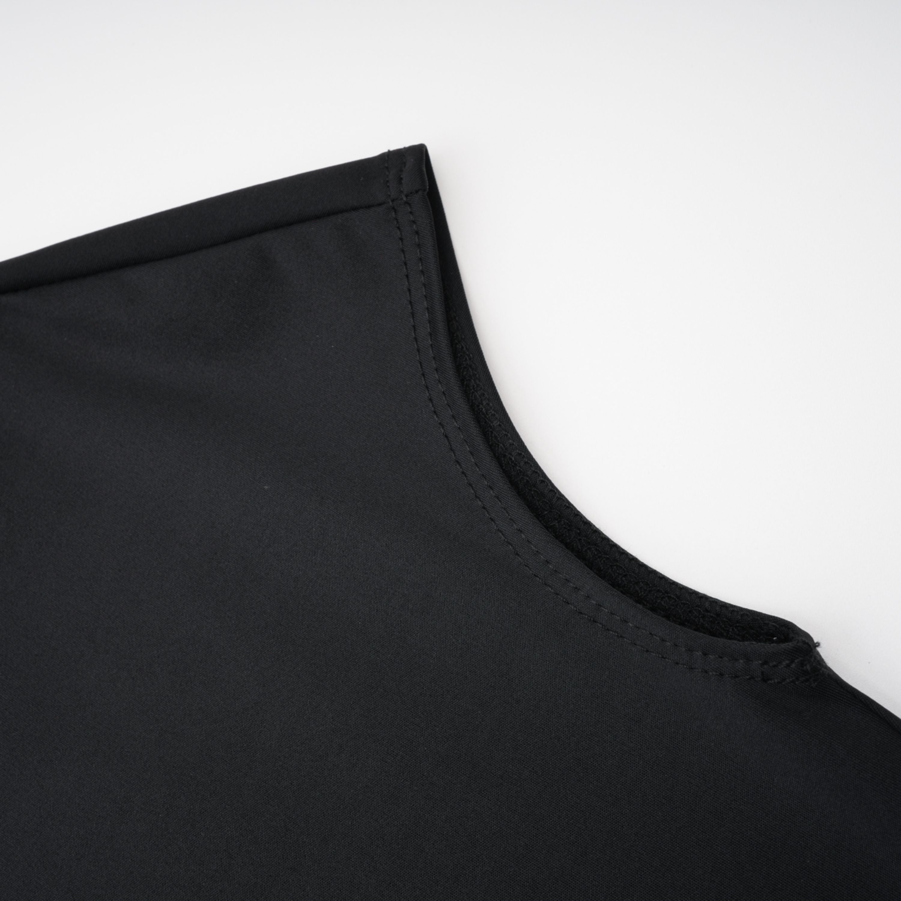 Vestido maxi negro con escote en forma de lágrima y abertura en el muslo, de la marca Bridal, para ocasiones elegantes.