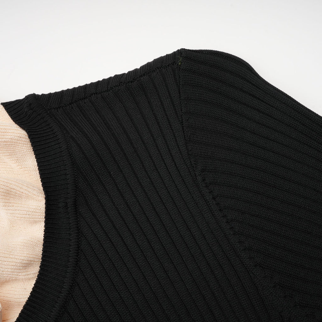 Vestido midi negro de punto Nadège con cuello fruncido, estilo elegante y femenino, en una imagen que muestra el diseño completo.