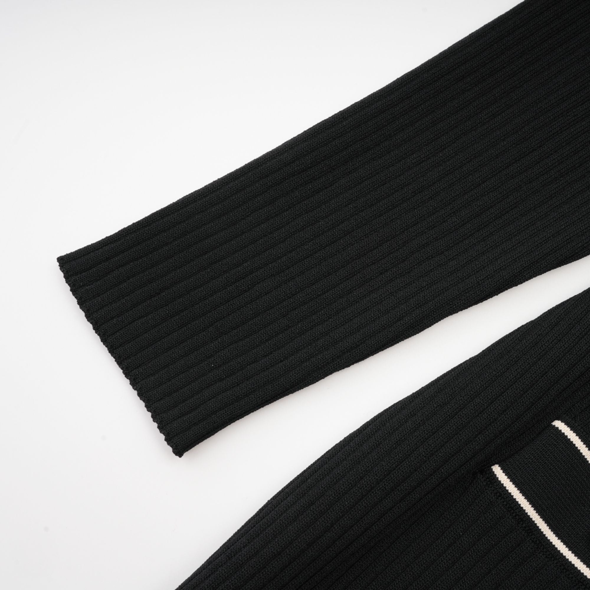 Vestido midi negro de punto Nadège con cuello con vuelo, ajuste ajustado y detalles ruffled, perfecto para ocasiones elegantes.