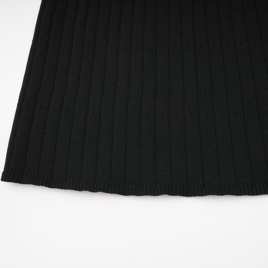 Vestido midi negro de punto con cuello fruncido de la marca Final Sale, diseñado por Nadège, con detalles en la parte superior.