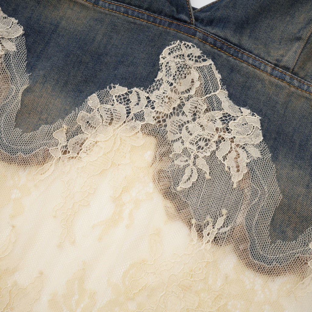 Conjunto de pantalones cortos y top de mezclilla con detalles de encaje de la marca Final Sale, visible en la imagen.