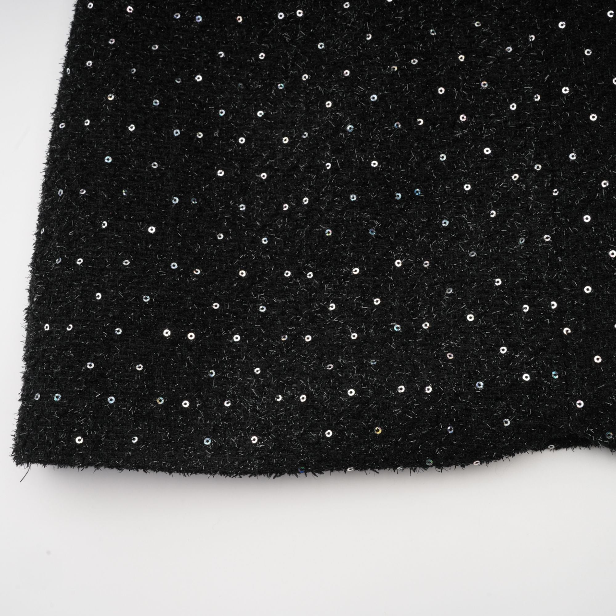 Vestido mini de tweed con perlas falsas Éléonore de Final Sale, muestra el diseño elegante y detalles de la prenda.