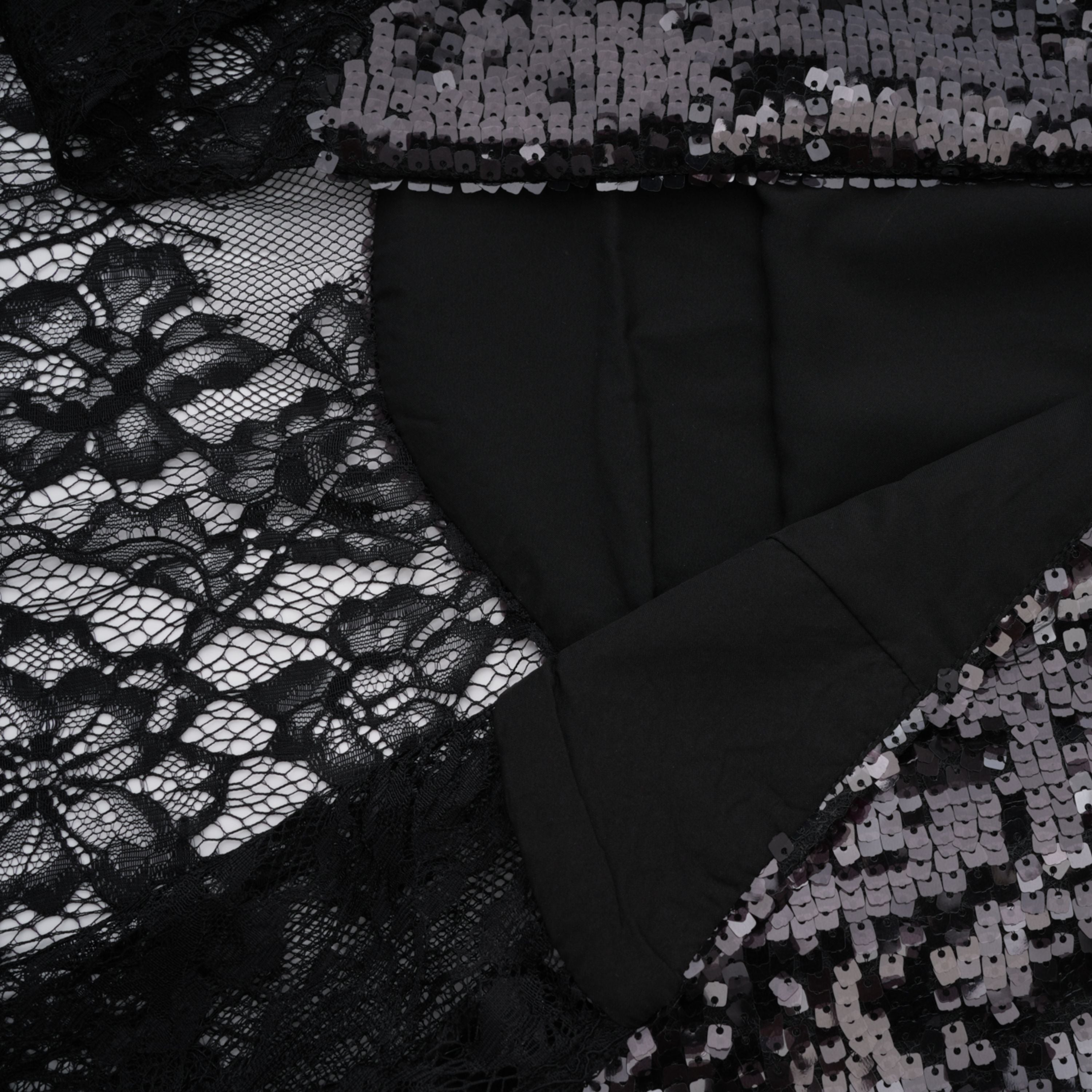 Vestido largo negro de encaje y lentejuelas Ava, con paneles de encaje y diseño elegante, para ocasiones especiales.