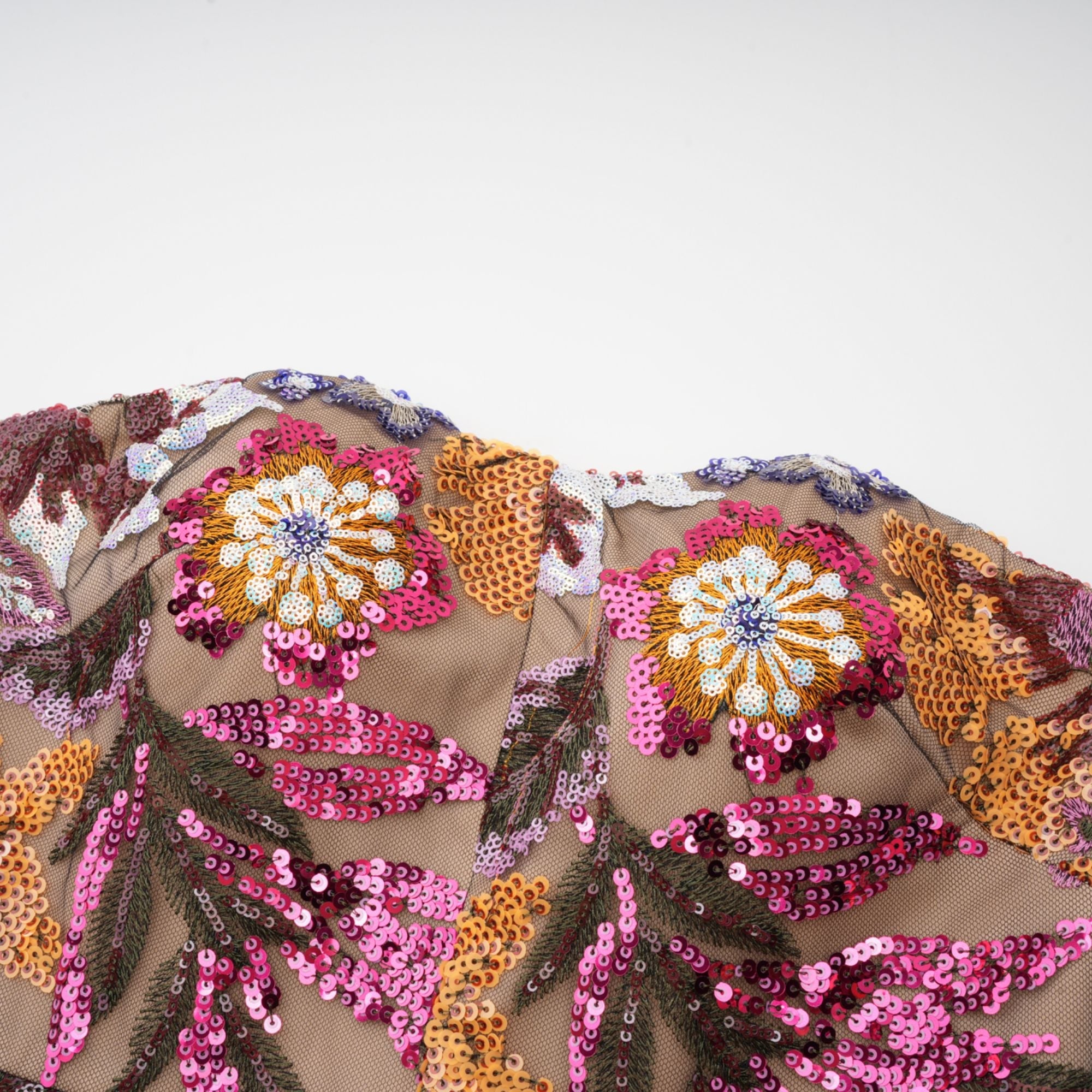 Vestido midi de flores coloridas con bordado y lentejuelas de la marca Final Sale, mostrando detalles del diseño y textura.