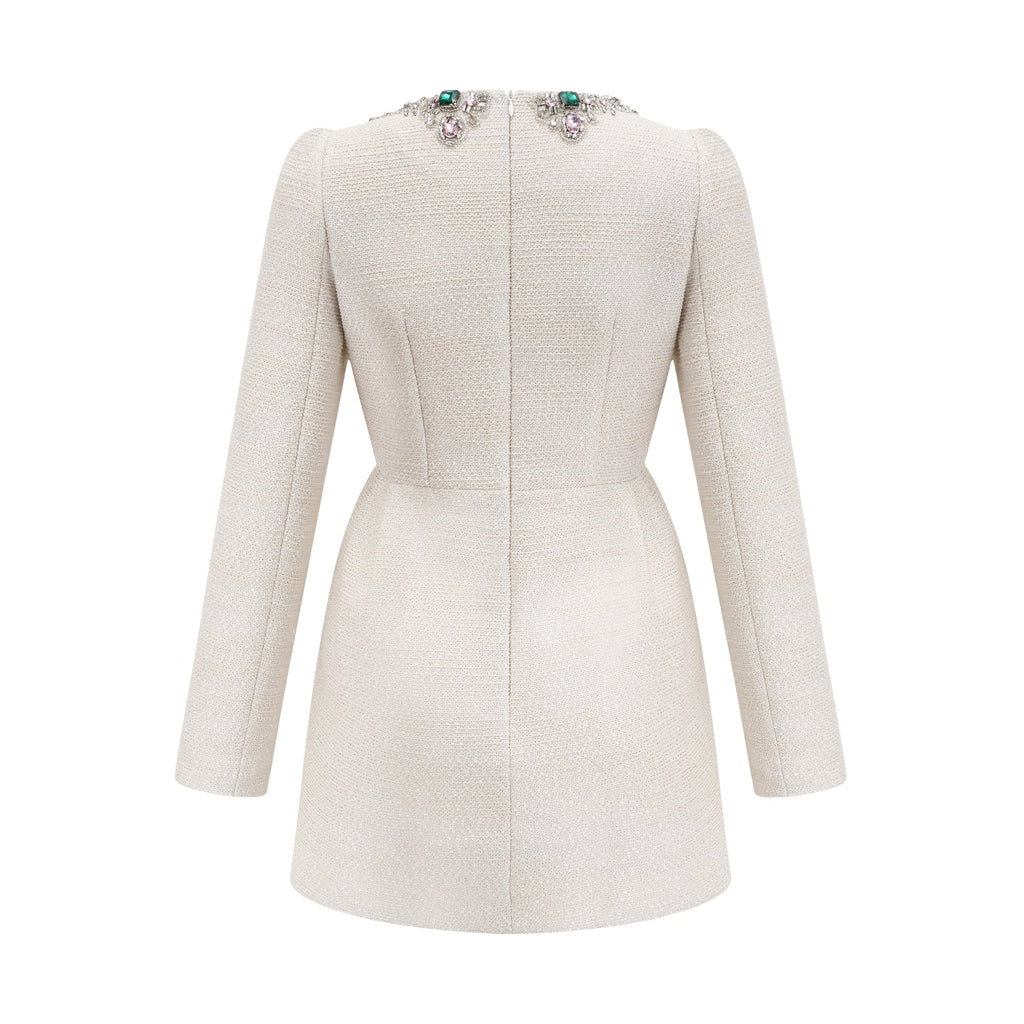 Vestido mini blanco de tweed con adornos de cuentas de la marca Final Sale, diseñado por Pauline, en una imagen de frente.