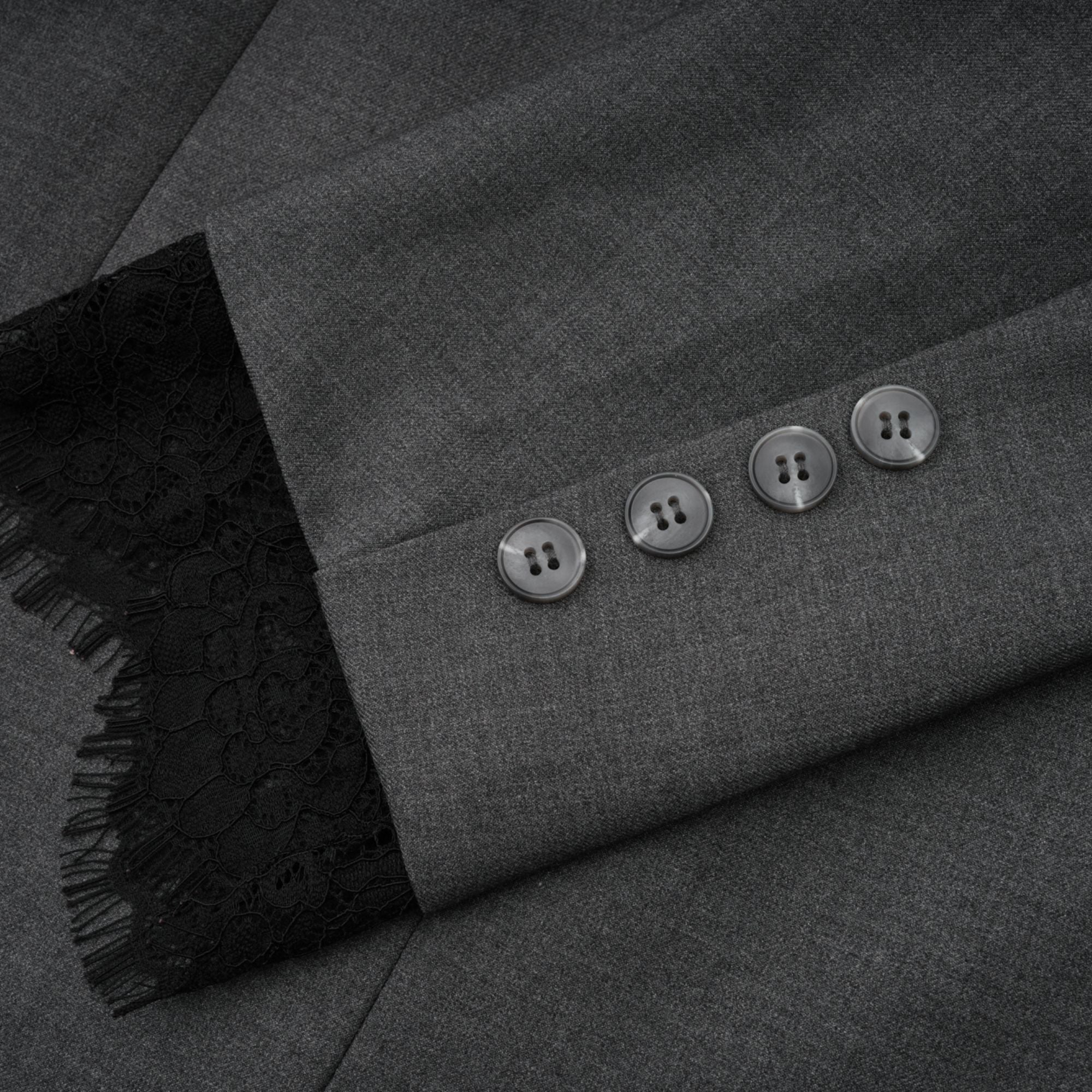 Blazer gris con paneles de encaje de la marca Final Sale, vista frontal con detalles elegantes y ajuste moderno.