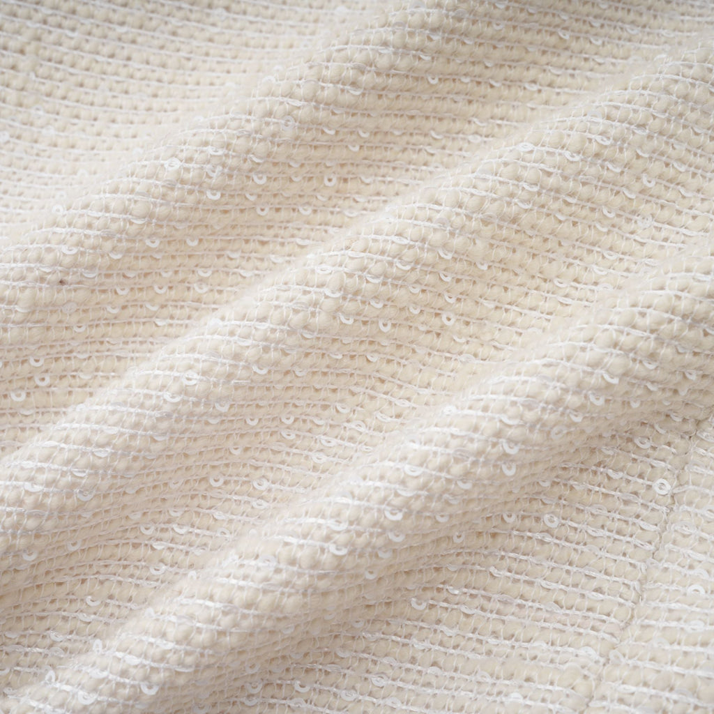 Vestido mini blanco de tweed con cuentas de la marca Final Sale, con detalles elegantes y diseño ajustado.