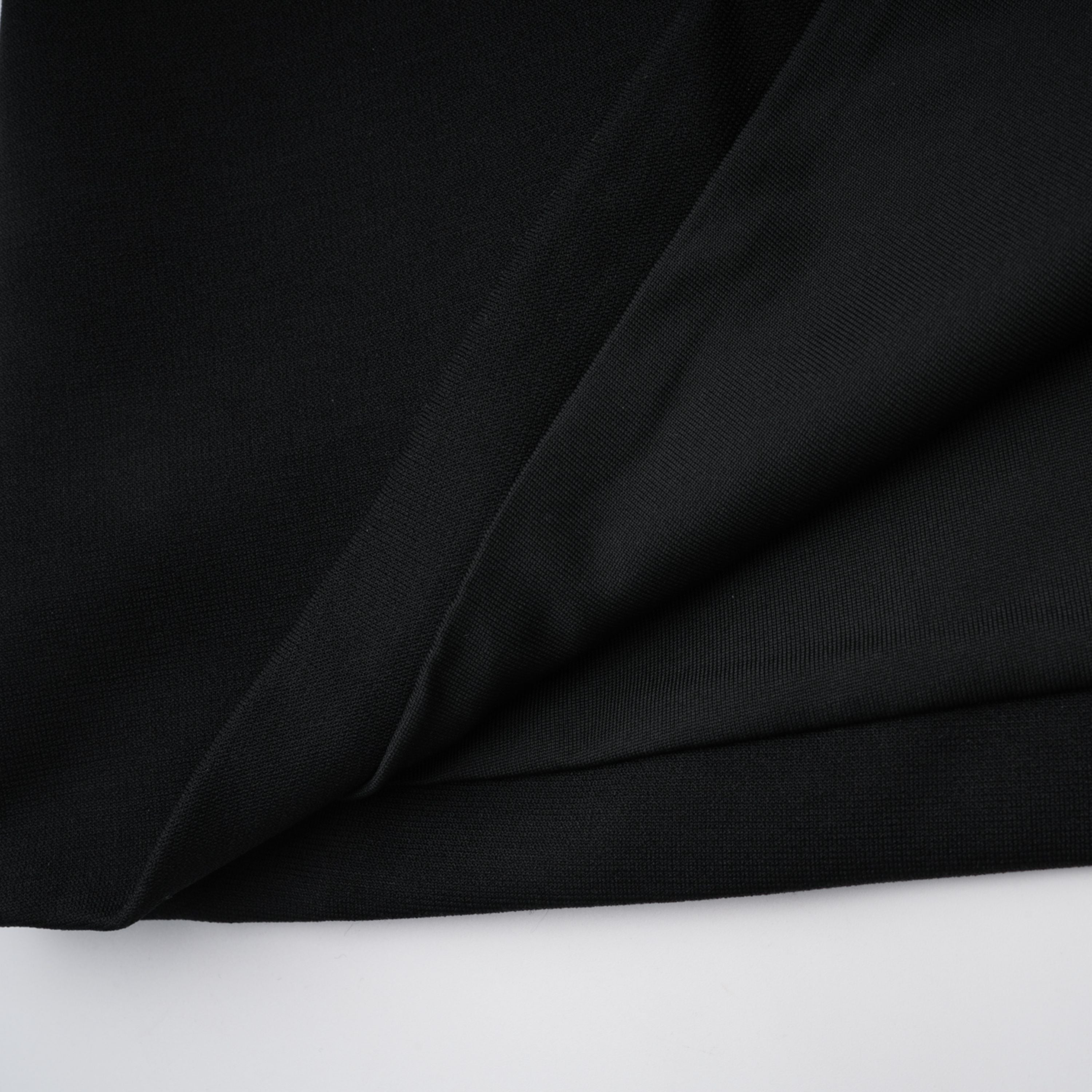 Vestido maxi de corsé con paneles negros y lentejuelas de la marca Final Sale, con detalles brillantes en la parte superior.