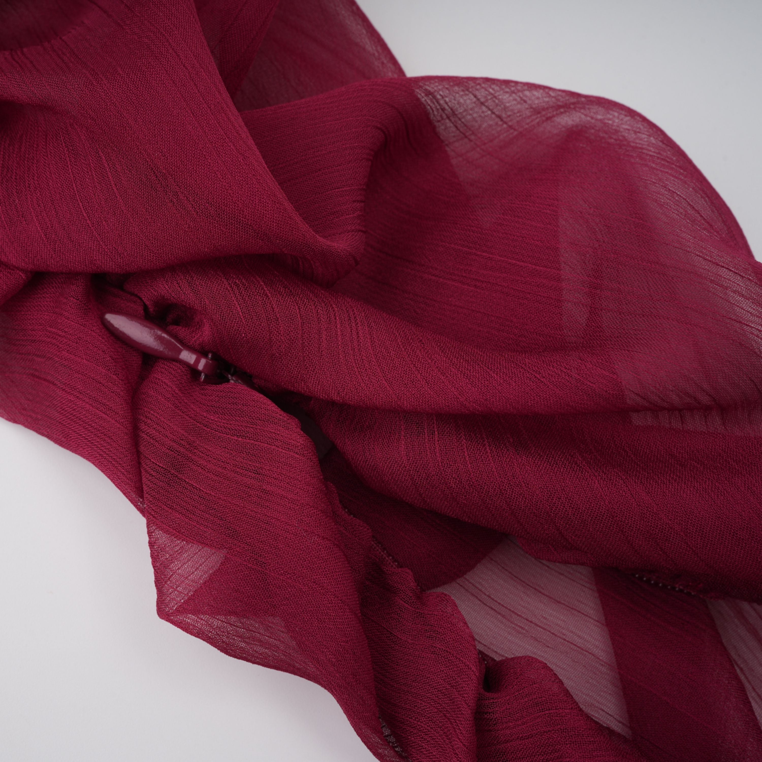 Vestido mini asimétrico de tul con volantes Éléna Burgundy de la marca Final Sale, con diseño elegante y detalles en burdeos.