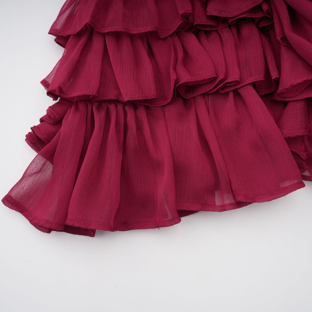 Vestido mini asimétrico de tul con volantes en color burdeos Éléna de Final Sale, mostrando su diseño elegante y detalles ruffle