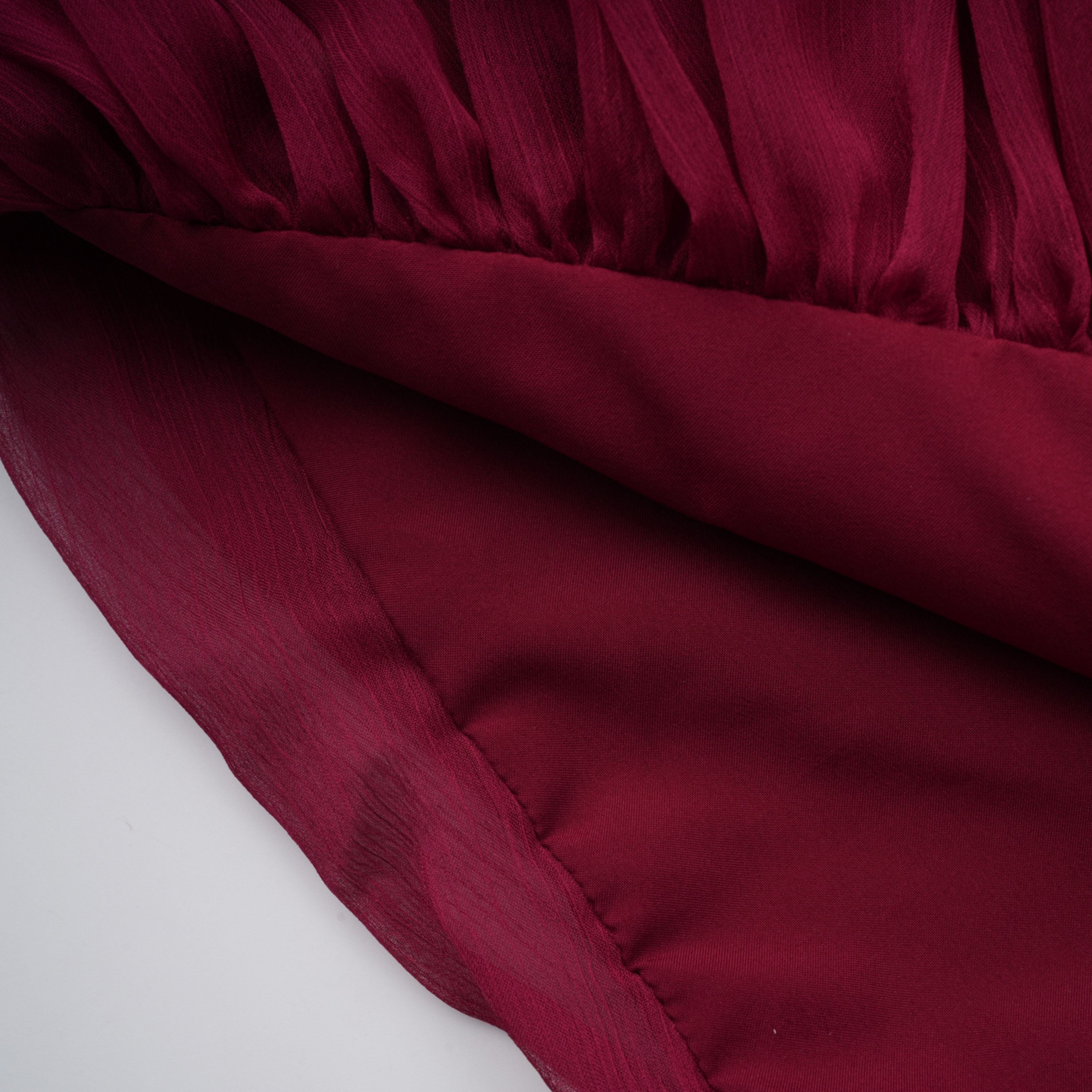 Vestido mini asimétrico de tul con volantes Éléna Burgundy de Final Sale, con diseño elegante y detalles femeninos.