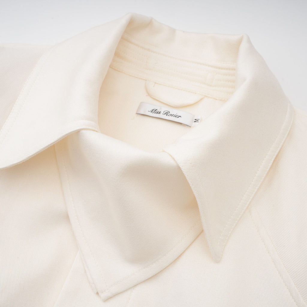 Abrigo trench blanco con cinturón de la marca Final Sale, modelo Ambre Cream, mostrando el diseño elegante y detalles en la imagen