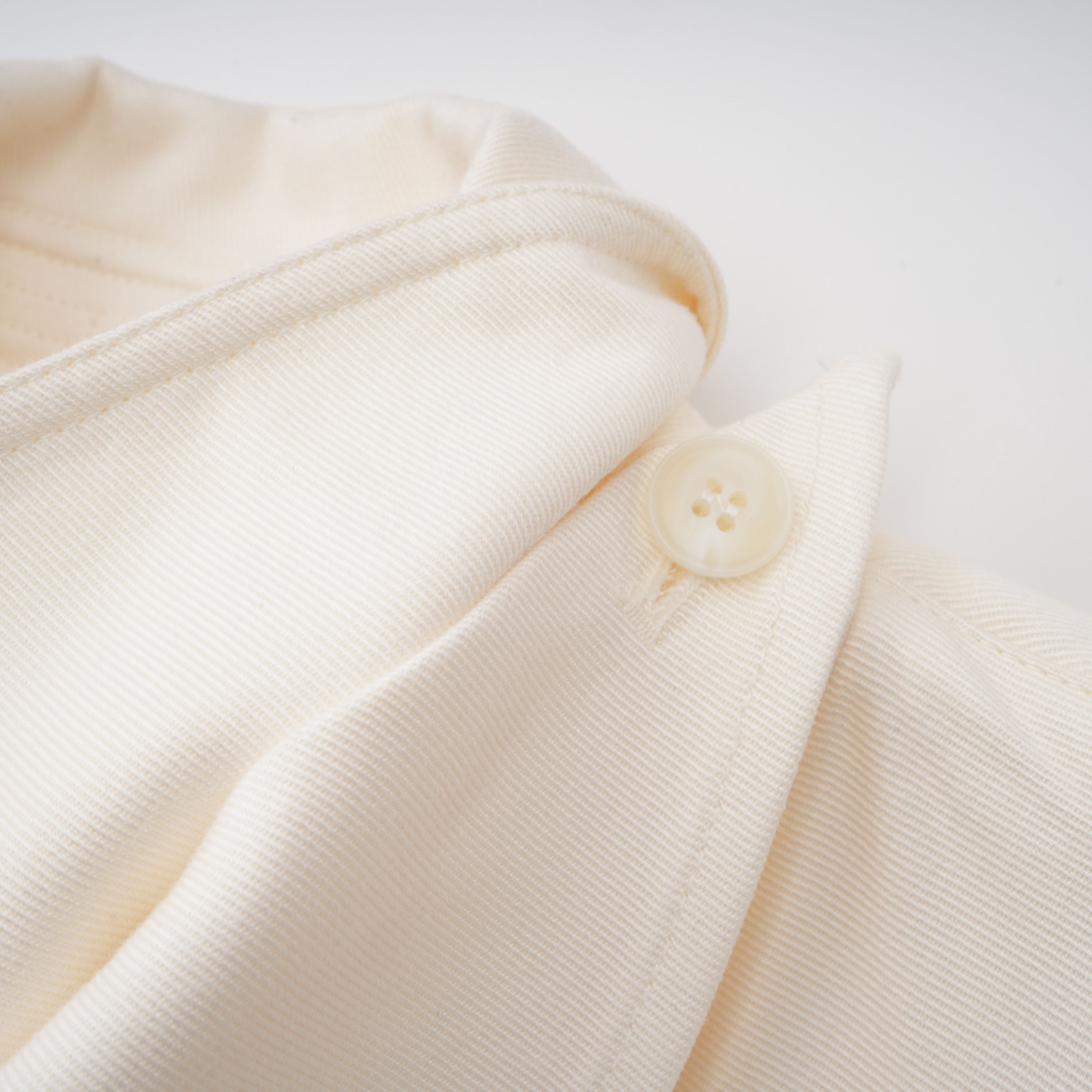 Abrigo trench blanco con cinturón de marca Final Sale, con detalles elegantes y cierre en la parte frontal.