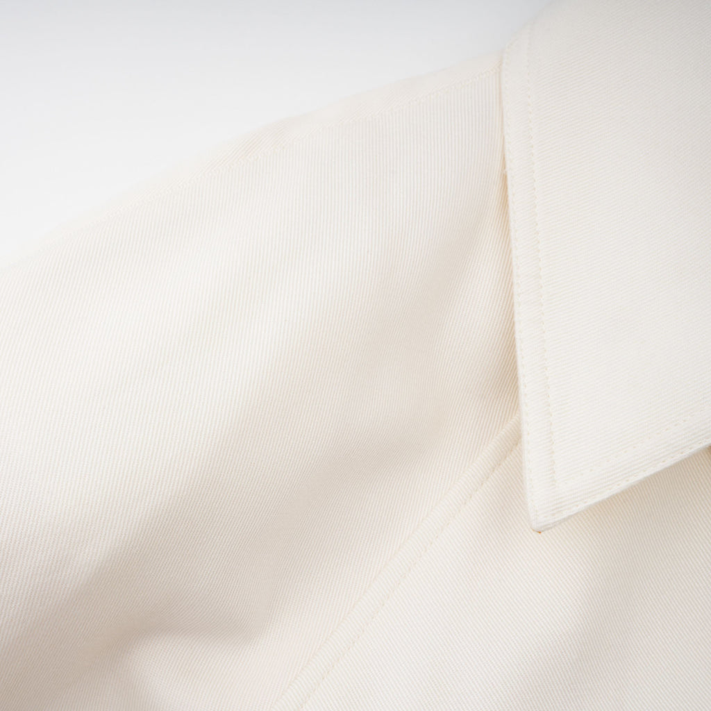 Abrigo trench blanco con cinturón de la marca Final Sale, estilo elegante y clásico para mujer.