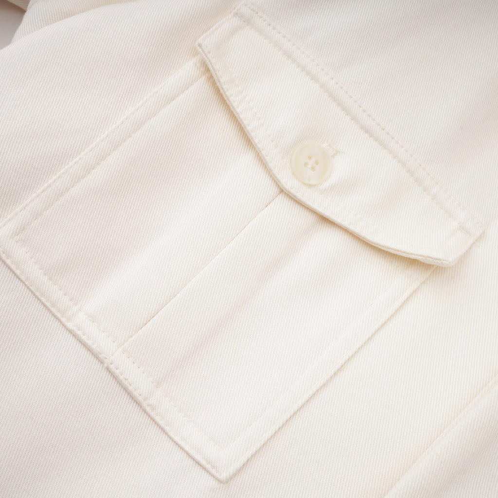 Abrigo trench blanco con cinturón de la marca Final Sale, con doble botonadura y cinturón en la cintura, en color blanco.
