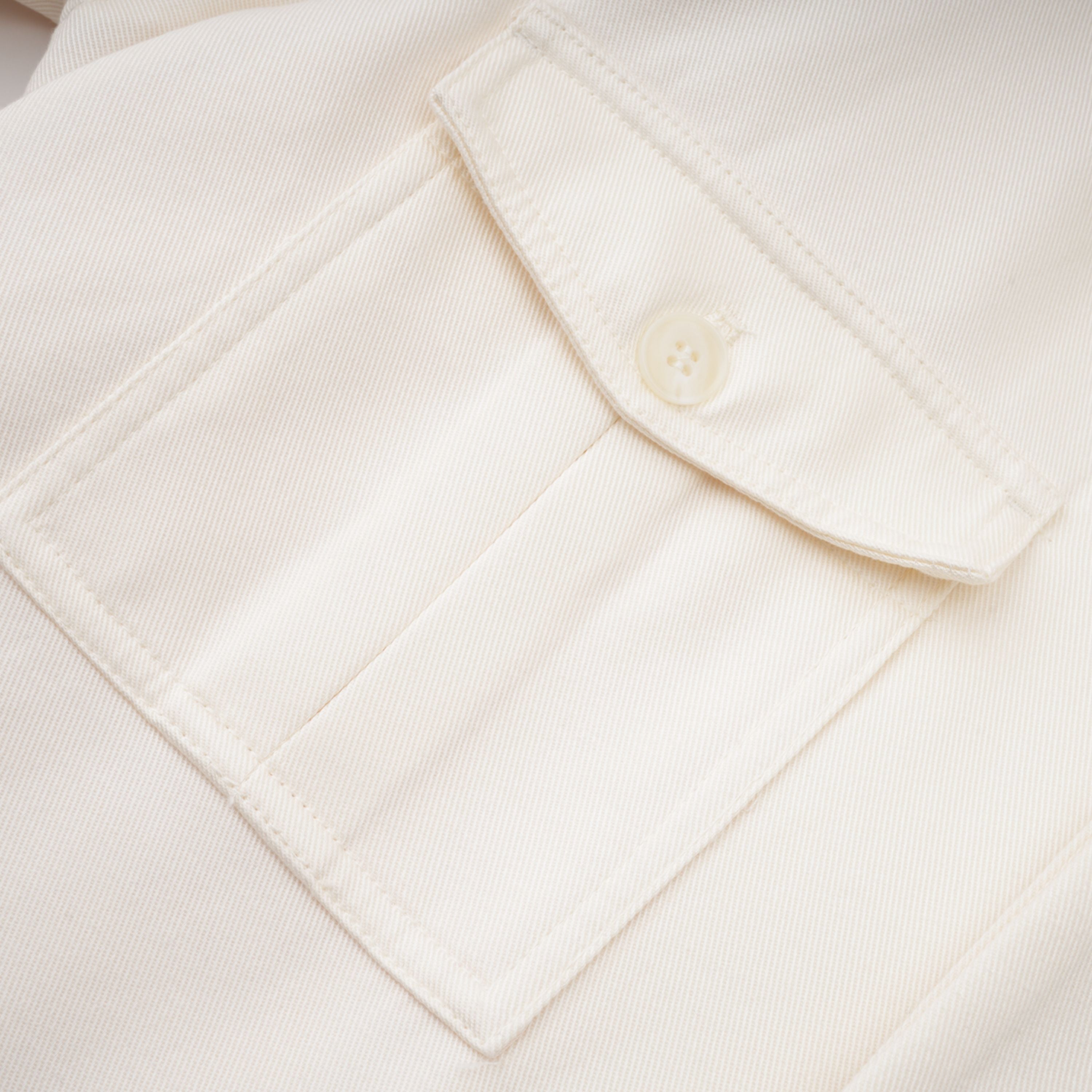 Abrigo trench blanco con cinturón de la marca Final Sale, con doble botonadura y cinturón en la cintura, en color blanco.