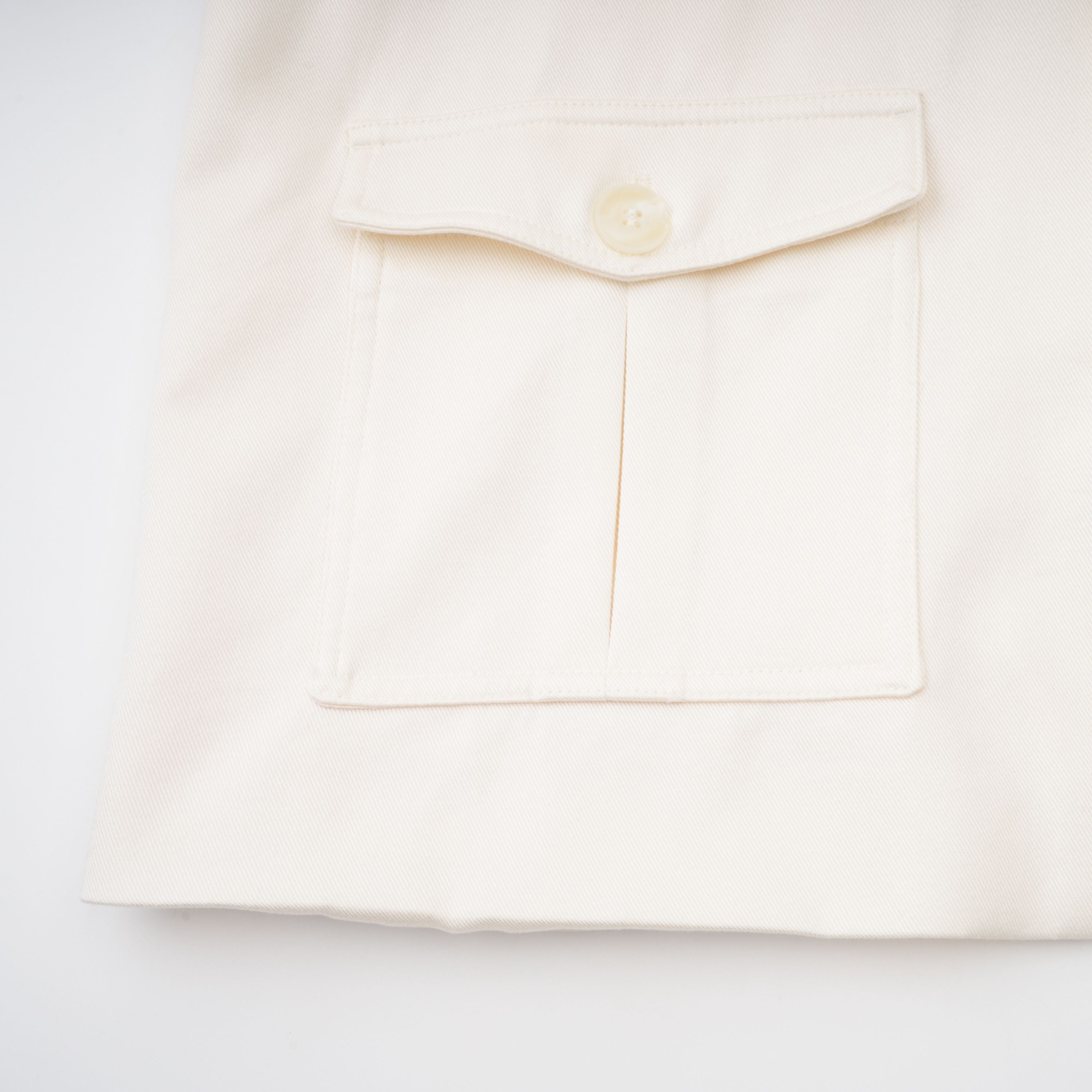 Abrigo trench blanco con cinturón Ambre Cream de Final Sale, de corte clásico y estilo elegante, en color blanco.