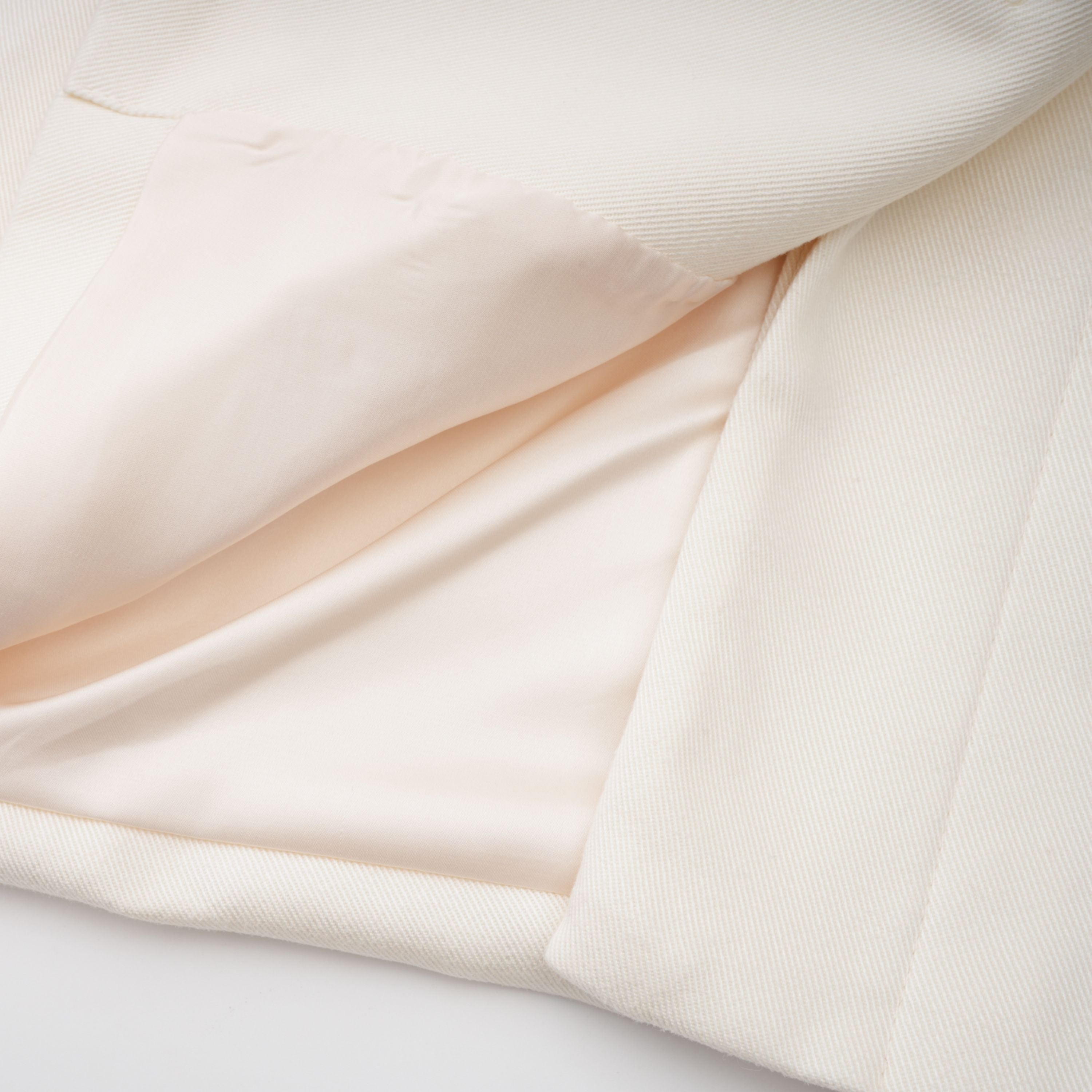 Abrigo trench blanco con cinturón de Final Sale, estilo clásico y elegante, con doble botonadura y solapas.