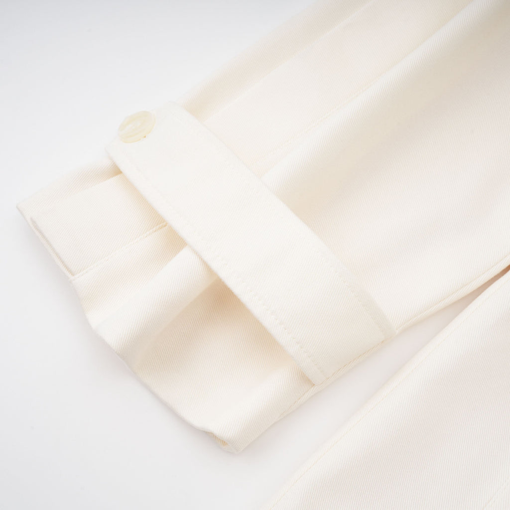 Abrigo trench blanco con cinturón de la marca Final Sale, con diseño clásico y cinturón en la cintura, en color blanco.