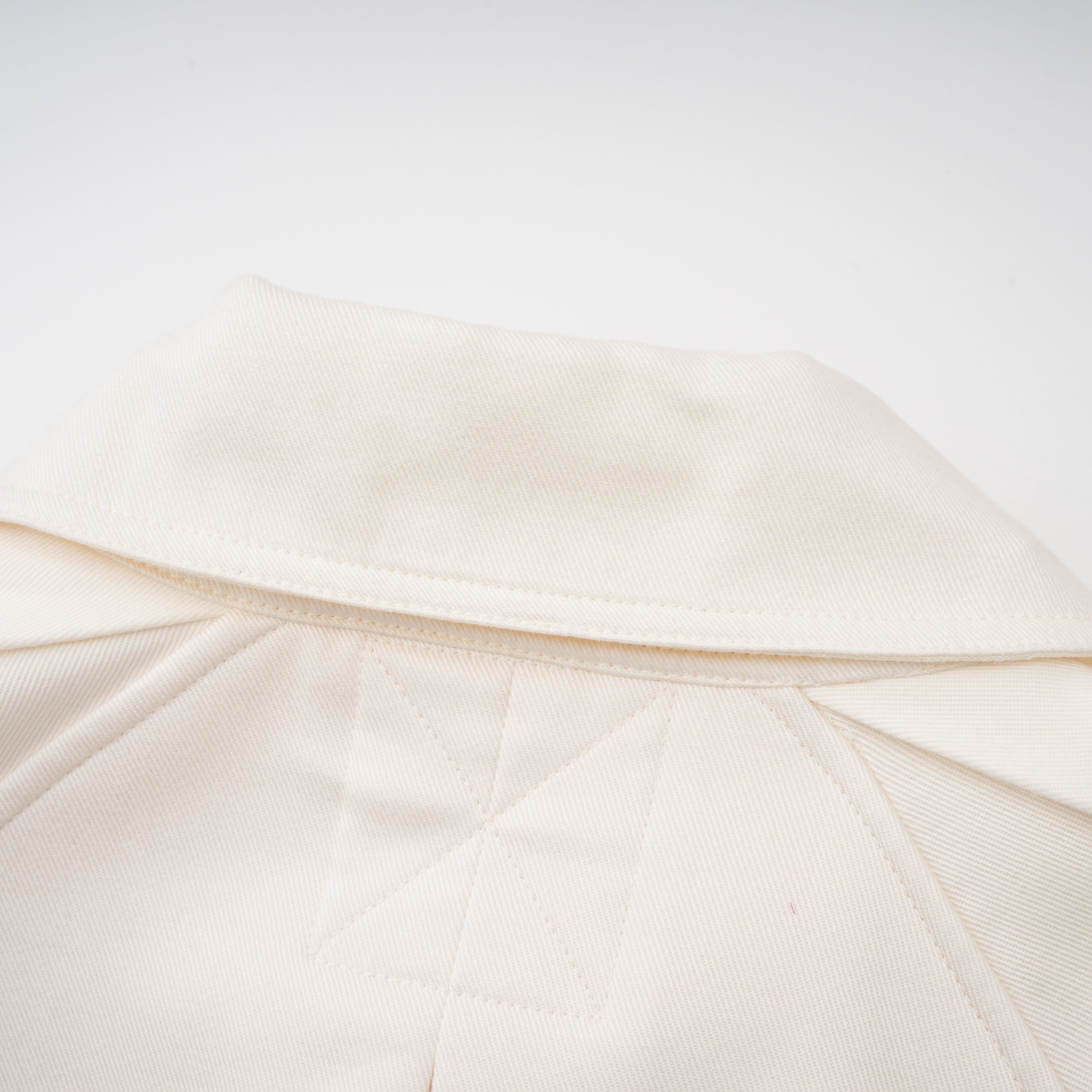Abrigo trench blanco con cinturón Ambre Cream de la marca Final Sale, con diseño clásico y cinturón en la cintura.