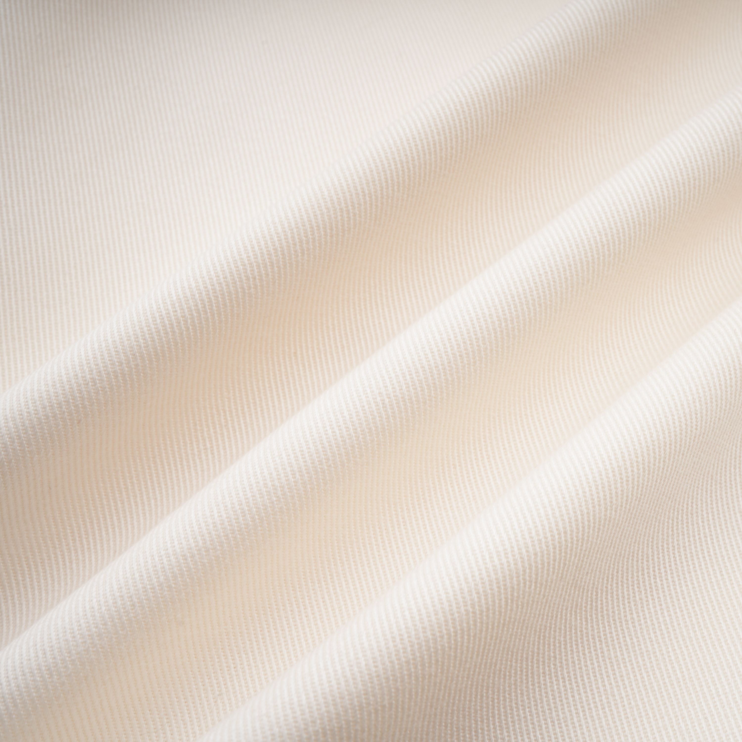 Abrigo trench blanco con cinturón Ambre Cream de Final Sale, con solapas y cinturón a la cintura en un estilo clásico y elegante.
