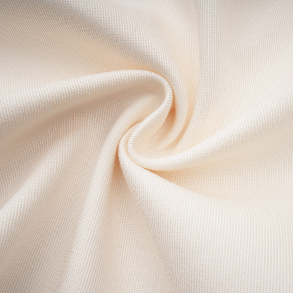 Abrigo trench blanco con cinturón Ambre Cream de Final Sale, larga, con solapa y bolsillos laterales, estilo clásico y elegante.