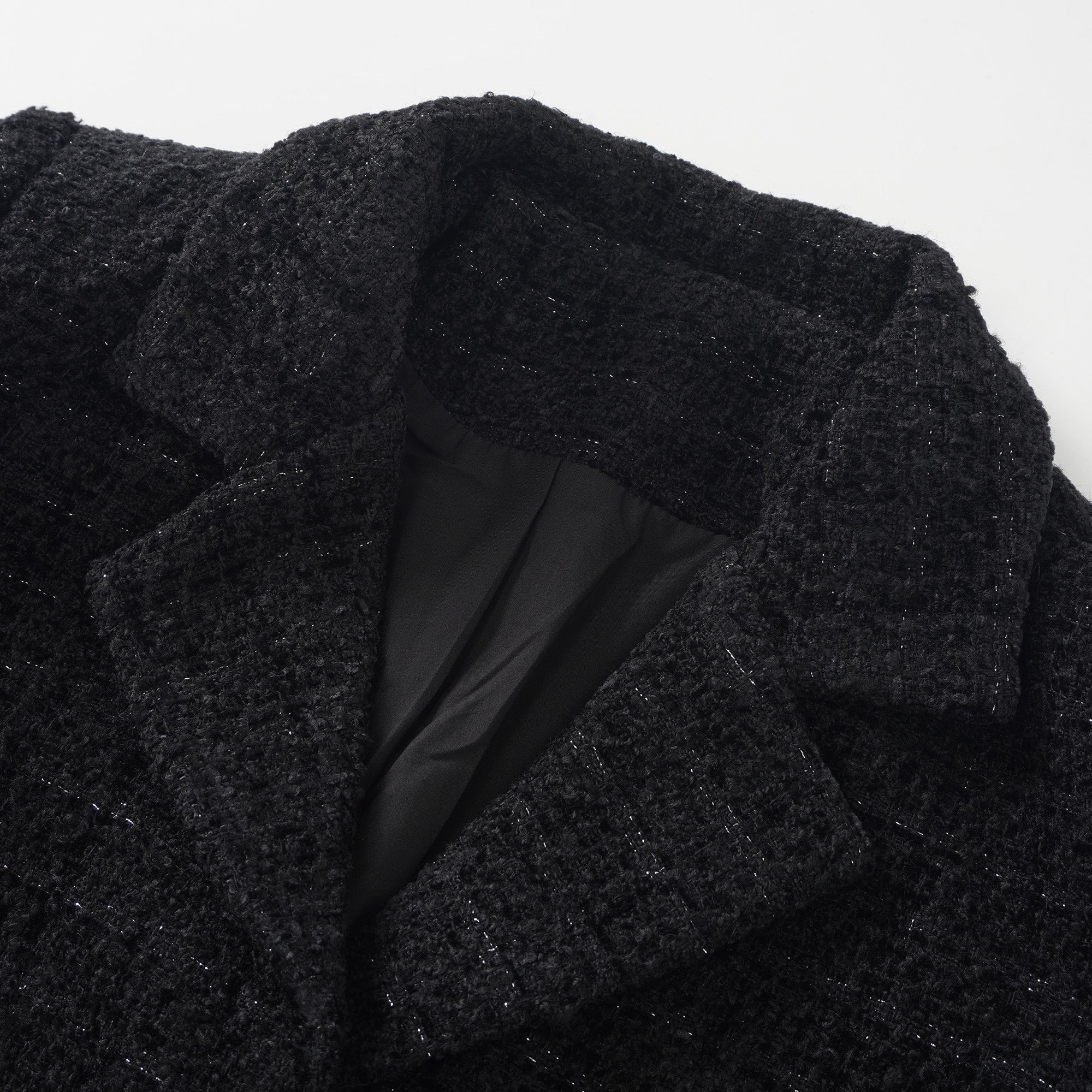 Conjunto de chaqueta de tweed negra Ariadna y falda de satén en un conjunto elegante y sofisticado.