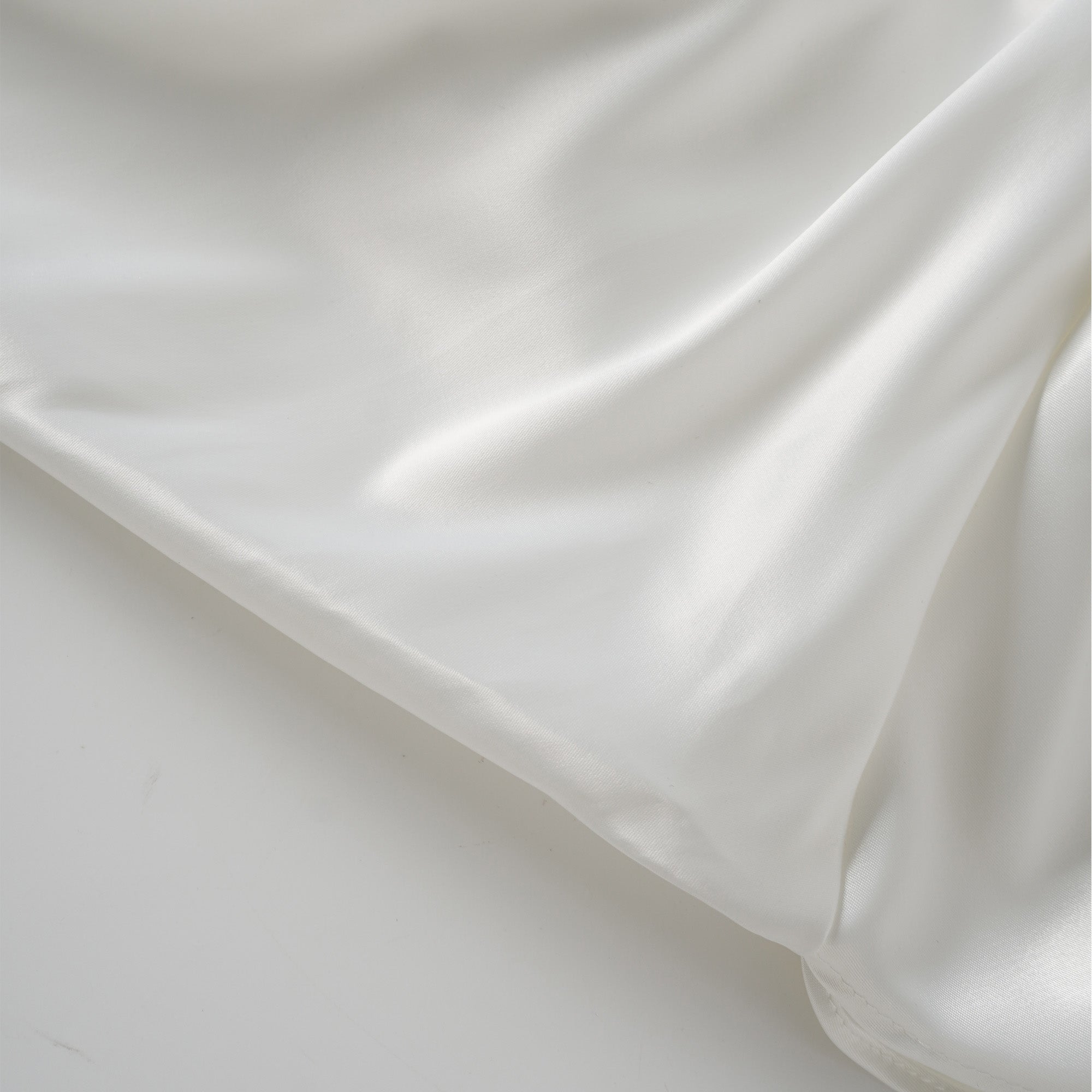 Vestido mini blanco Zenina con detalles de lazo arrugado y ajuste en la cintura, estilo elegante y moderno para ocasiones especiales