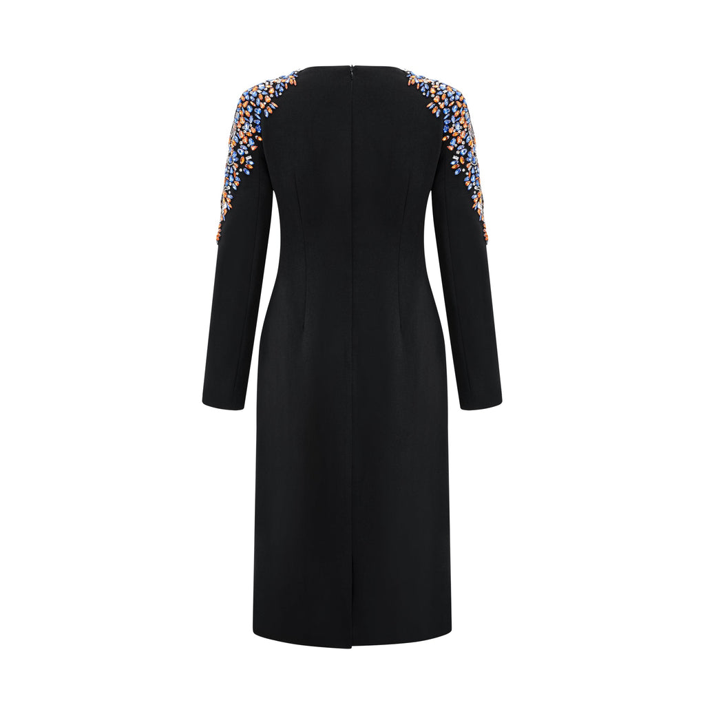 Vestido midi negro de cristal con detalles elegantes, diseñado por Final Sale, muestra el vestido en una postura en un fondo neutro.