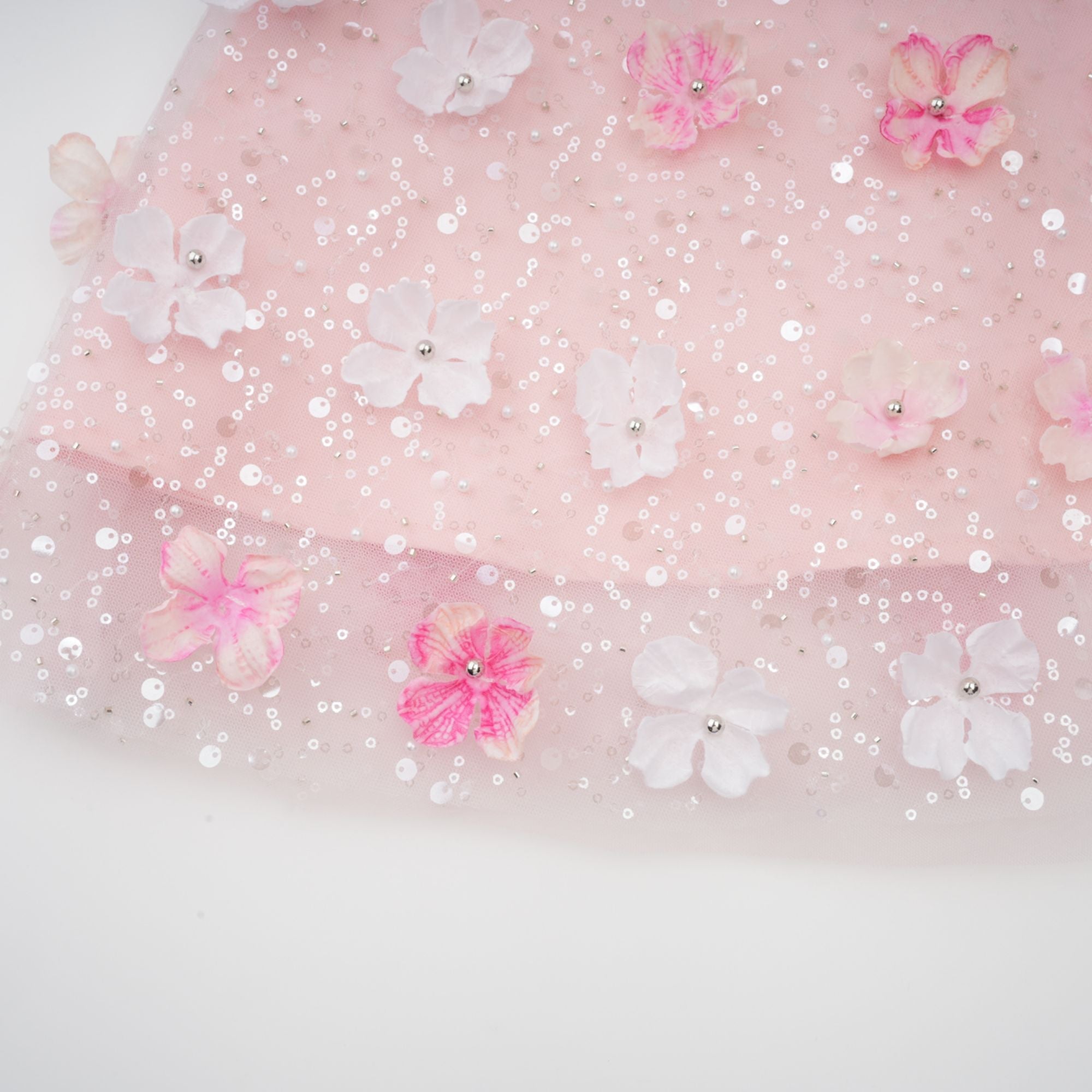 Vestido mini puff en 3D con pétalos Lilou de la marca Final Sale, muestra detalles de la textura y estilo elegante.