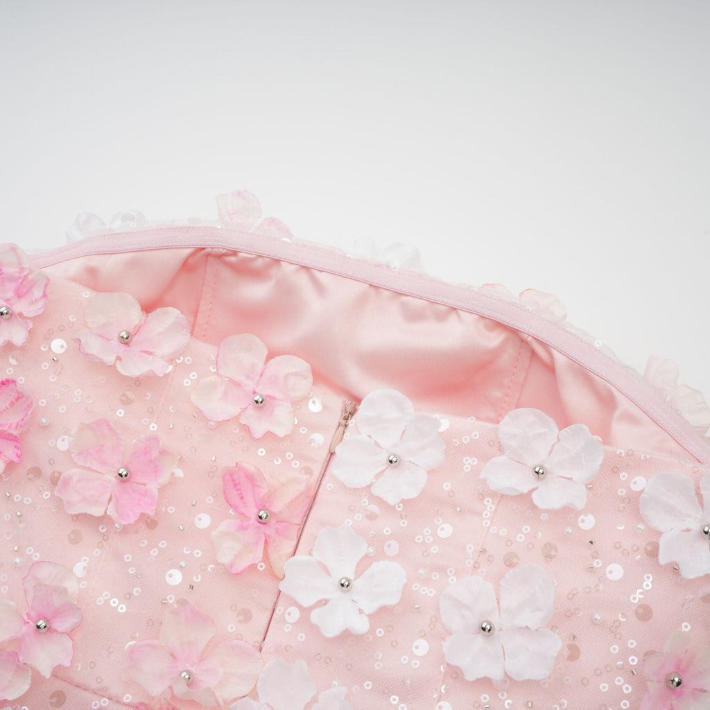 Vestido mini puffy Lilou 3D-petal de Final Sale, con diseño voluminoso y detalles en relieve en color vibrante.