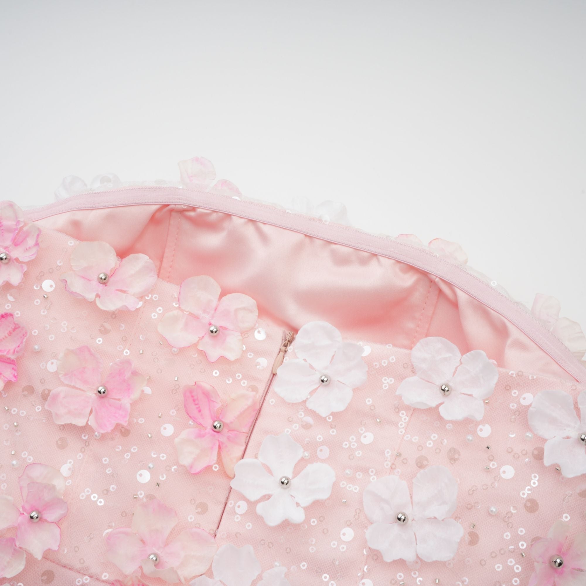 Vestido mini puffy Lilou 3D-petal de Final Sale, con diseño voluminoso y detalles en relieve en color vibrante.