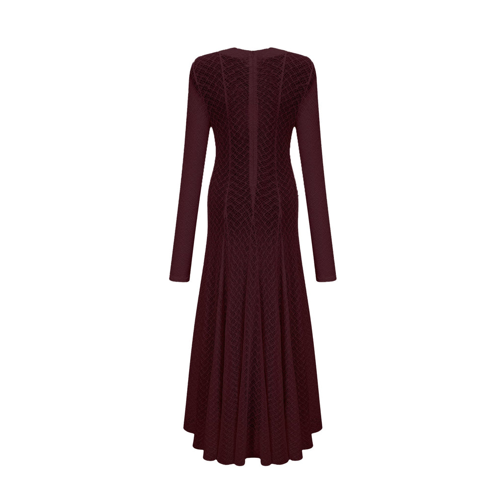 Vestido largo de encaje con patrón ondulado en rojo de la marca Final Sale, muestra detalles de encaje y diseño elegante.