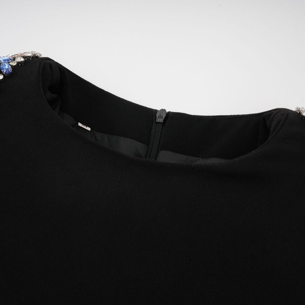 Vestido midi negro Maëlys con adornos de cristales, diseño elegante y ajustado, para ocasiones especiales.