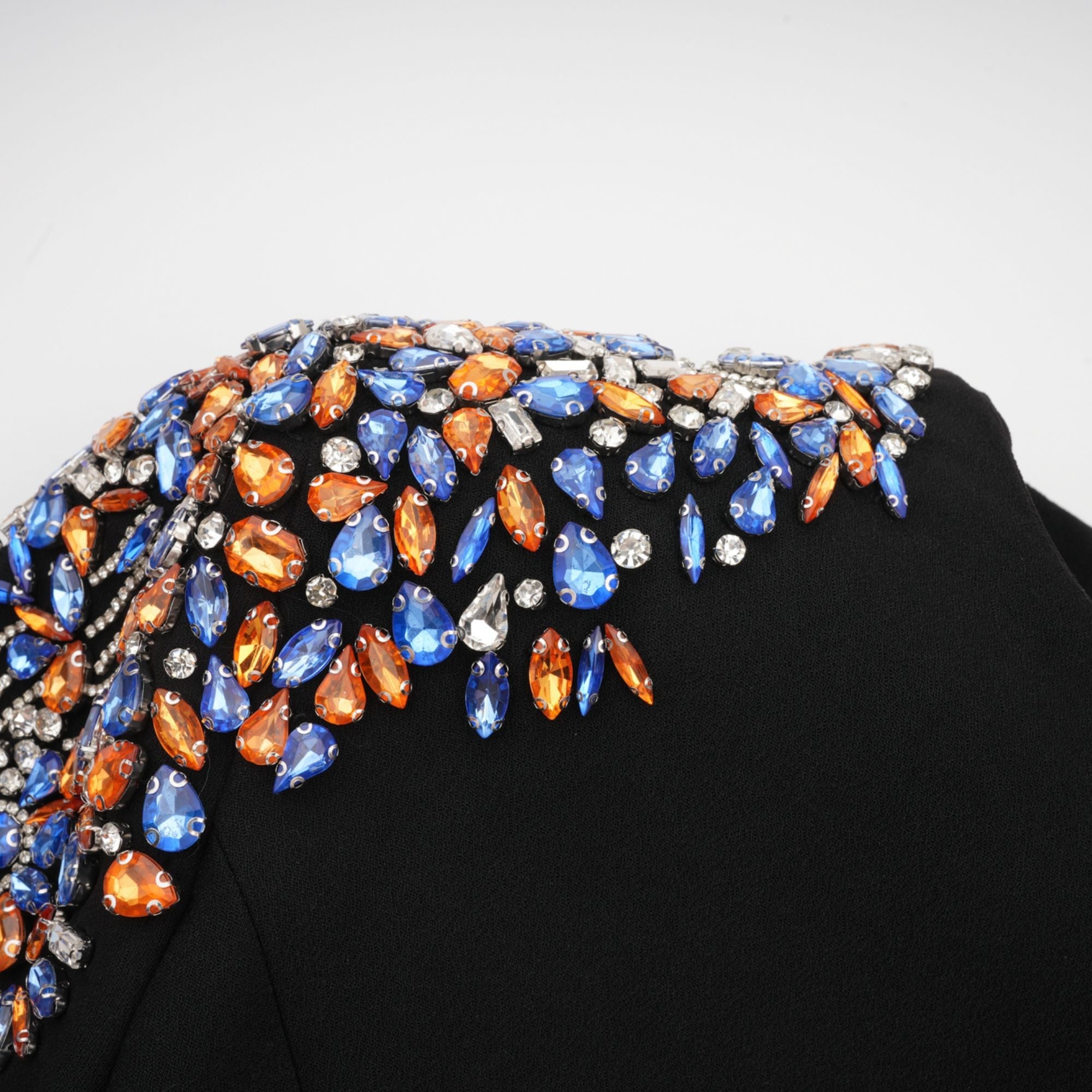 Vestido midi negro de cristal con detalles brillantes de la marca Final Sale, con escote elegante y falda fluida.