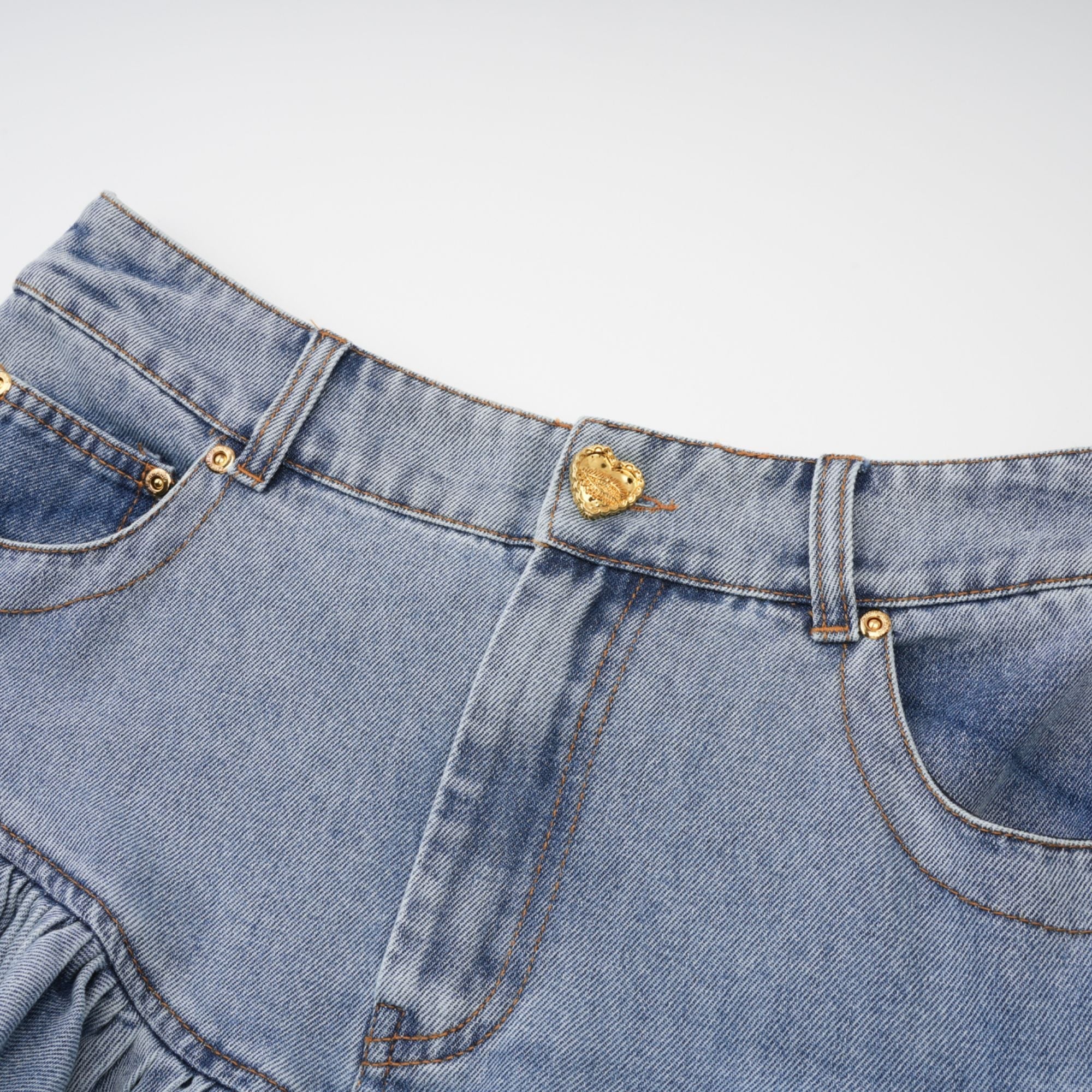 Falda vaquera corta con volantes en azul claro, estilo mini y ajustada, diseñada por Final Sale para mujer.