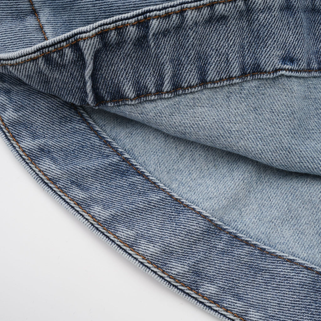 Falda mini de mezclilla con volantes en azul claro de la marca Final Sale, vista frontal con detalles de arrugas y dobladillos.