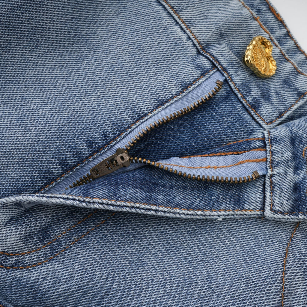 Falda denim corta con volantes en azul claro de la marca Final Sale, vista frontal en imagen de producto.
