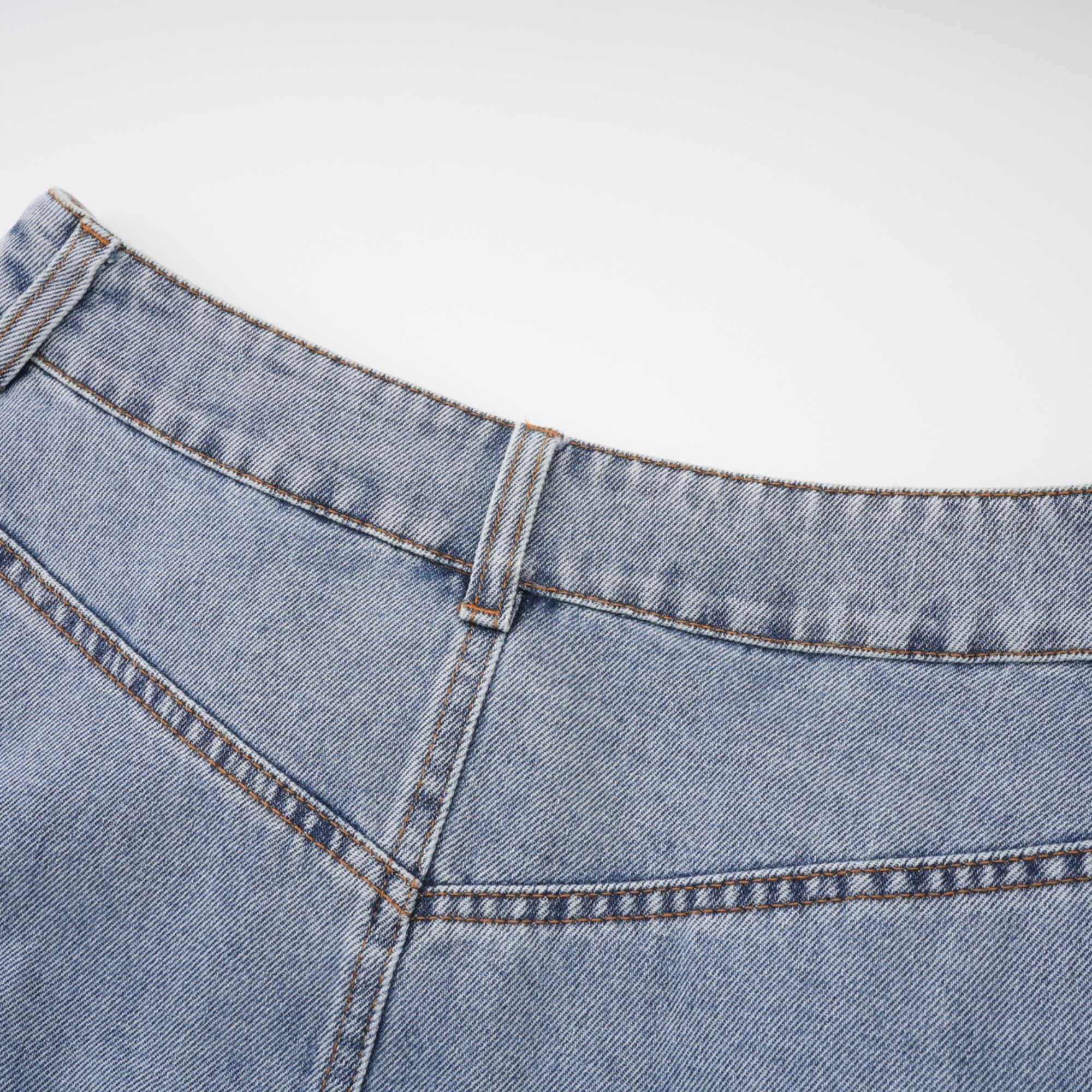 Falda corta de mezclilla azul claro con volantes Florence Ruffled Denim Mini Skirt, vista frontal, estilo juvenil y moderno