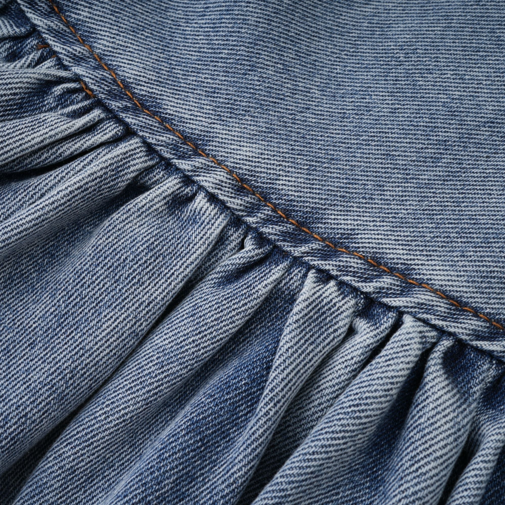 Mini falda de mezclilla con volantes en azul claro de la marca Final Sale, vista frontal mostrando el diseño ruffle y cintura ajustada.