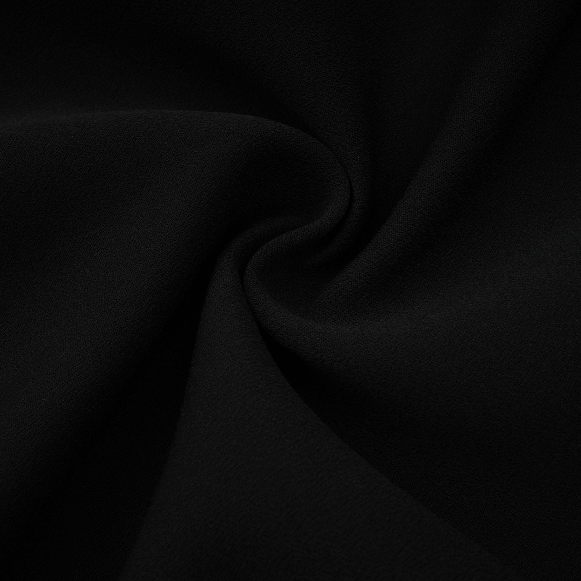 Vestido midi negro Maëlys con cristales brillantes, elegante y ajustado, mostrado en una modelo en un fondo neutro.